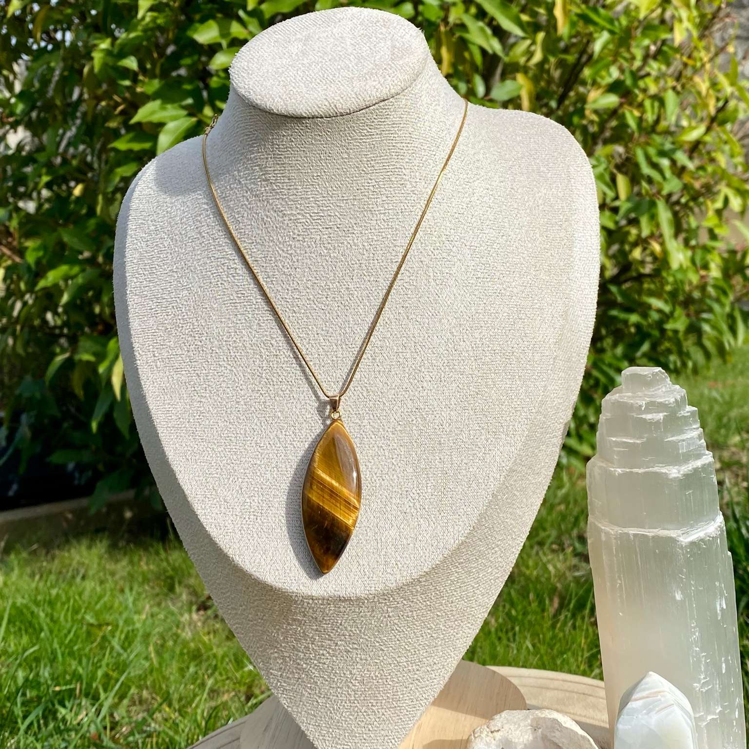 Collier pendentif œil de tigre naturel en forme de marquise sur chaîne fine en acier inoxydable. Création par Les Merveilles by Pauline pour booster la confiance en soi et protéger des énergies négatives.
