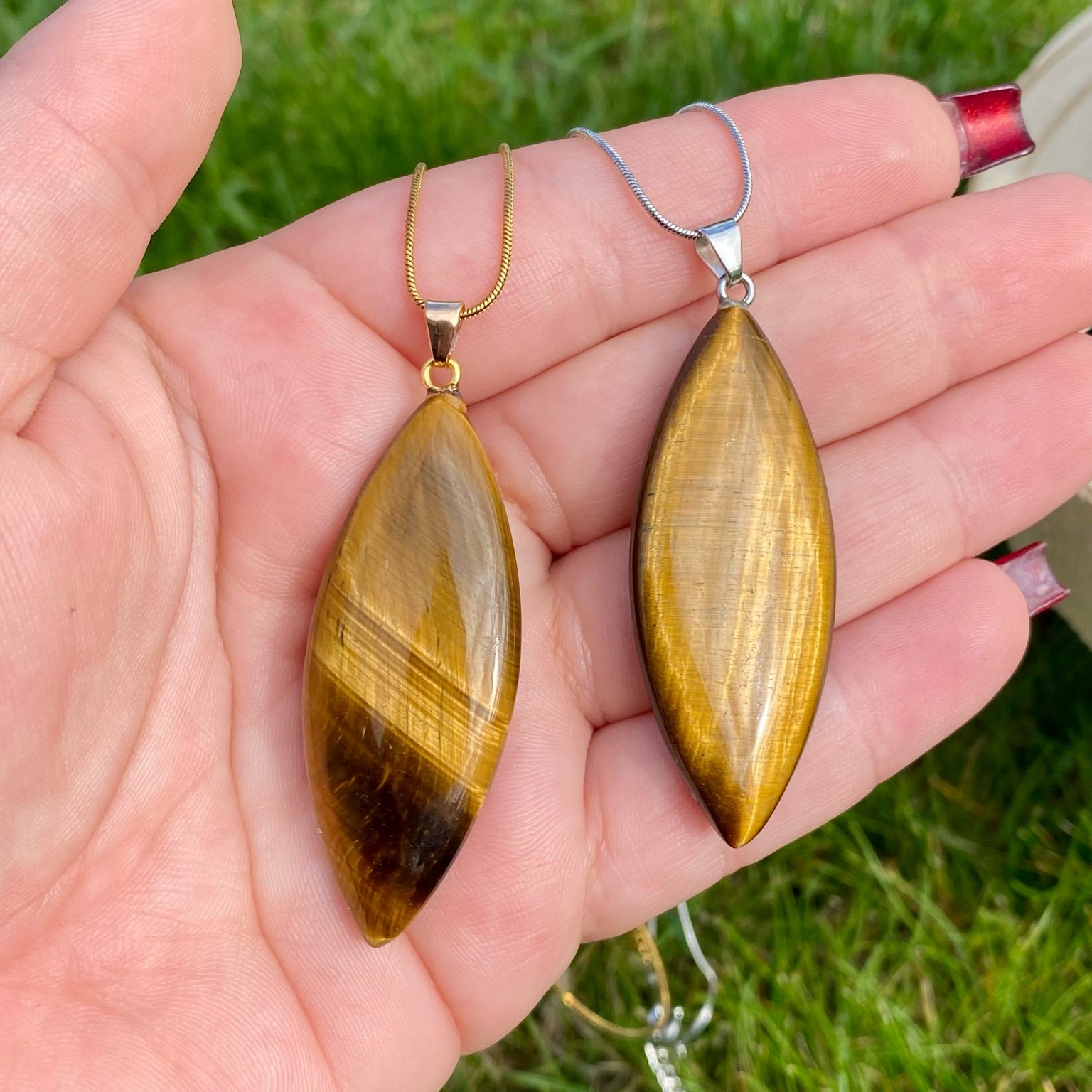 Collier pendentif œil de tigre naturel en forme de marquise sur chaîne fine en acier inoxydable. Création par Les Merveilles by Pauline pour booster la confiance en soi et protéger des énergies négatives.