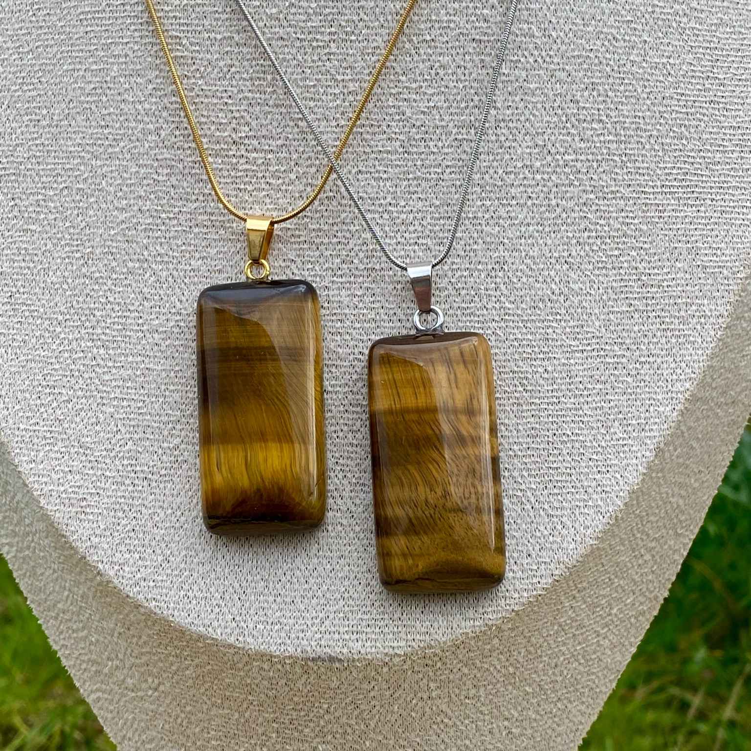 Collier pendentif œil de tigre naturel sur chaîne fine dorée ou argentée. Pierre de protection et de confiance en soi, taillée en rectangle aux coins arrondis. Création vendue par Les Merveilles by Pauline.