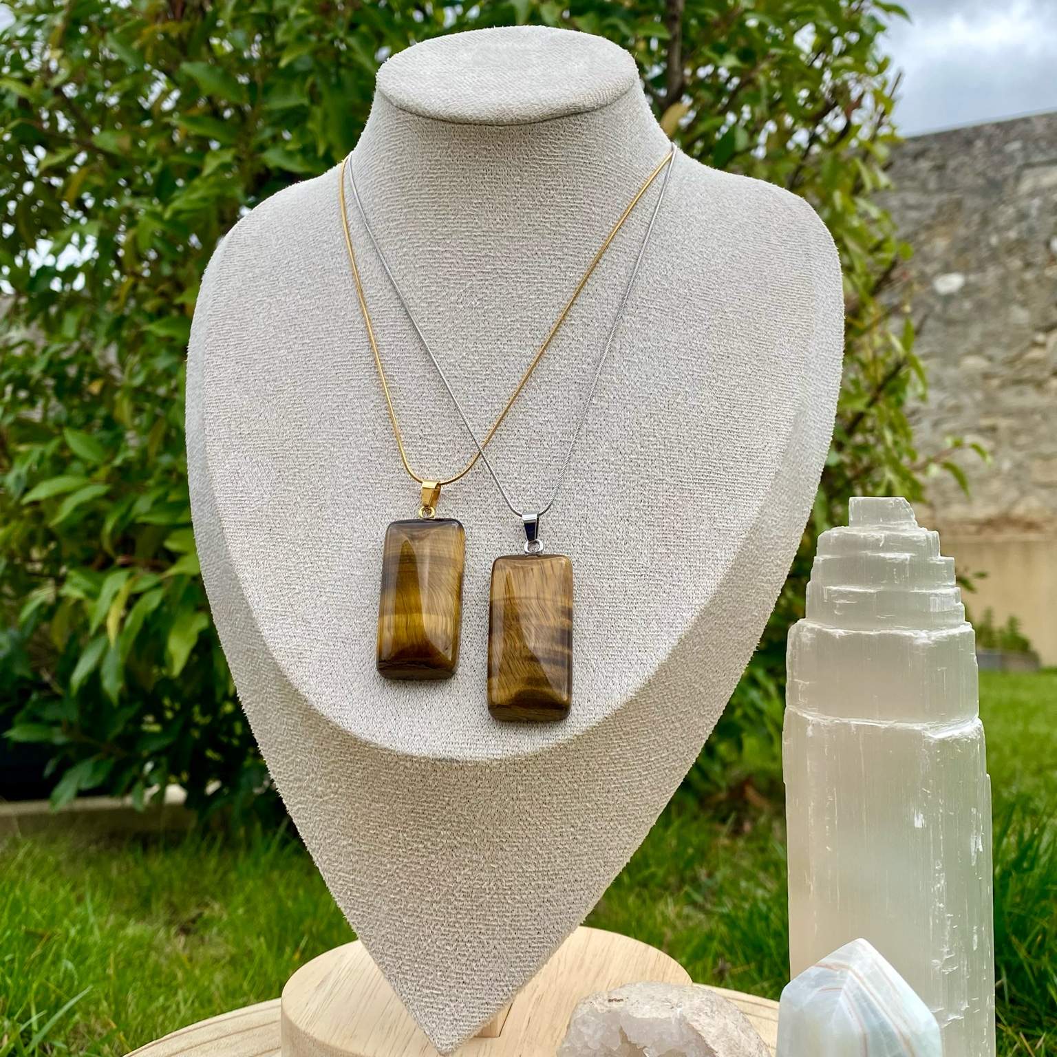 Collier pendentif œil de tigre naturel sur chaîne fine dorée ou argentée. Pierre de protection et de confiance en soi, taillée en rectangle aux coins arrondis. Création vendue par Les Merveilles by Pauline.