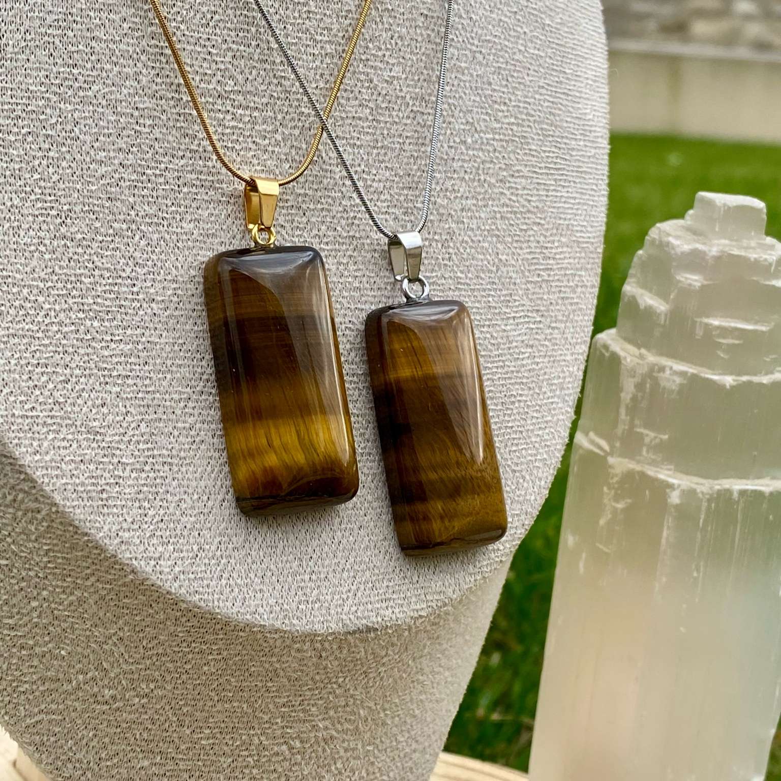 Collier pendentif œil de tigre naturel sur chaîne fine dorée ou argentée. Pierre de protection et de confiance en soi, taillée en rectangle aux coins arrondis. Création vendue par Les Merveilles by Pauline.