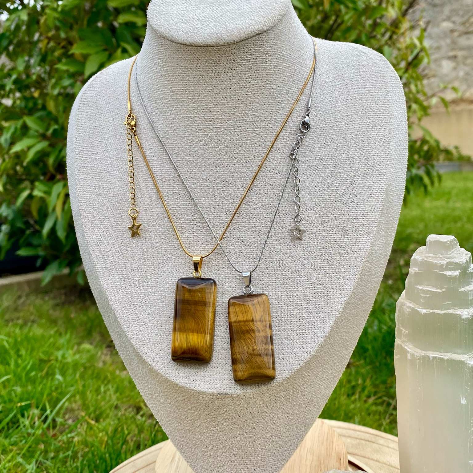 Collier pendentif œil de tigre naturel sur chaîne fine dorée ou argentée. Pierre de protection et de confiance en soi, taillée en rectangle aux coins arrondis. Création vendue par Les Merveilles by Pauline.