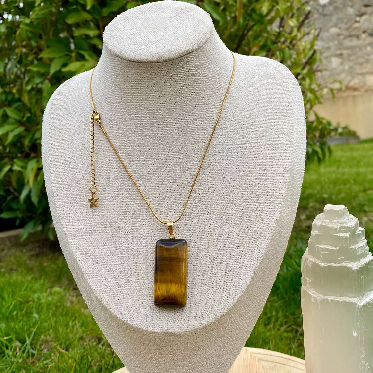 Collier pendentif œil de tigre naturel sur chaîne fine dorée ou argentée. Pierre de protection et de confiance en soi, taillée en rectangle aux coins arrondis. Création vendue par Les Merveilles by Pauline.