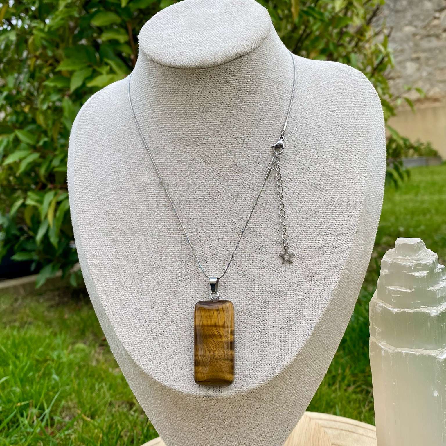 Collier pendentif œil de tigre naturel sur chaîne fine dorée ou argentée. Pierre de protection et de confiance en soi, taillée en rectangle aux coins arrondis. Création vendue par Les Merveilles by Pauline.