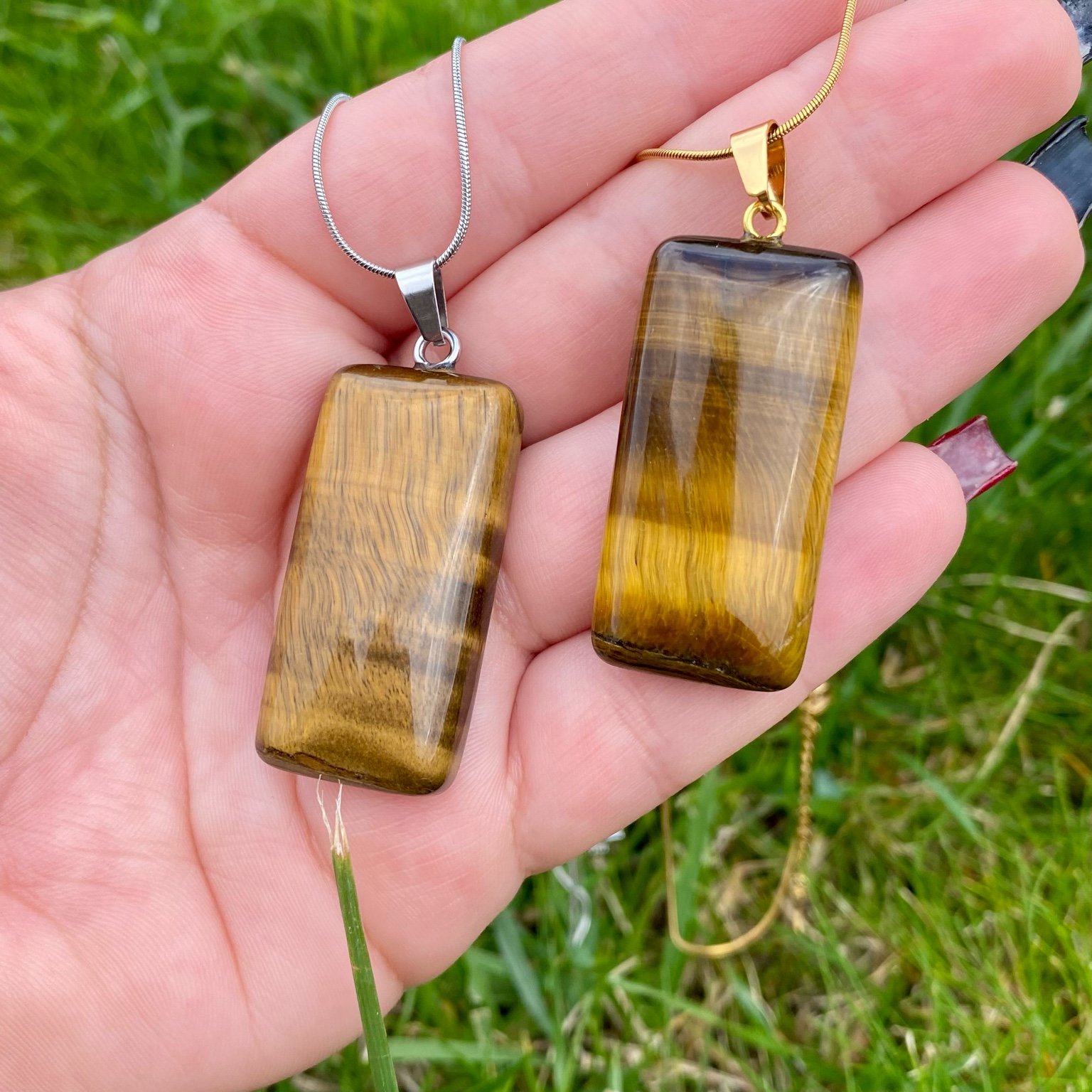 Collier pendentif œil de tigre naturel sur chaîne fine dorée ou argentée. Pierre de protection et de confiance en soi, taillée en rectangle aux coins arrondis. Création vendue par Les Merveilles by Pauline.