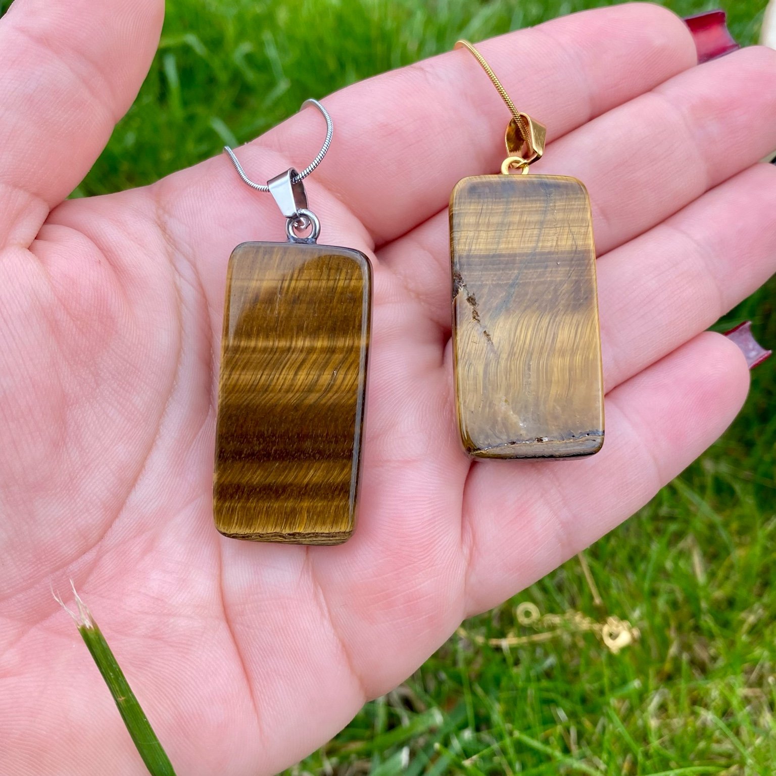 Collier pendentif œil de tigre naturel sur chaîne fine dorée ou argentée. Pierre de protection et de confiance en soi, taillée en rectangle aux coins arrondis. Création vendue par Les Merveilles by Pauline.