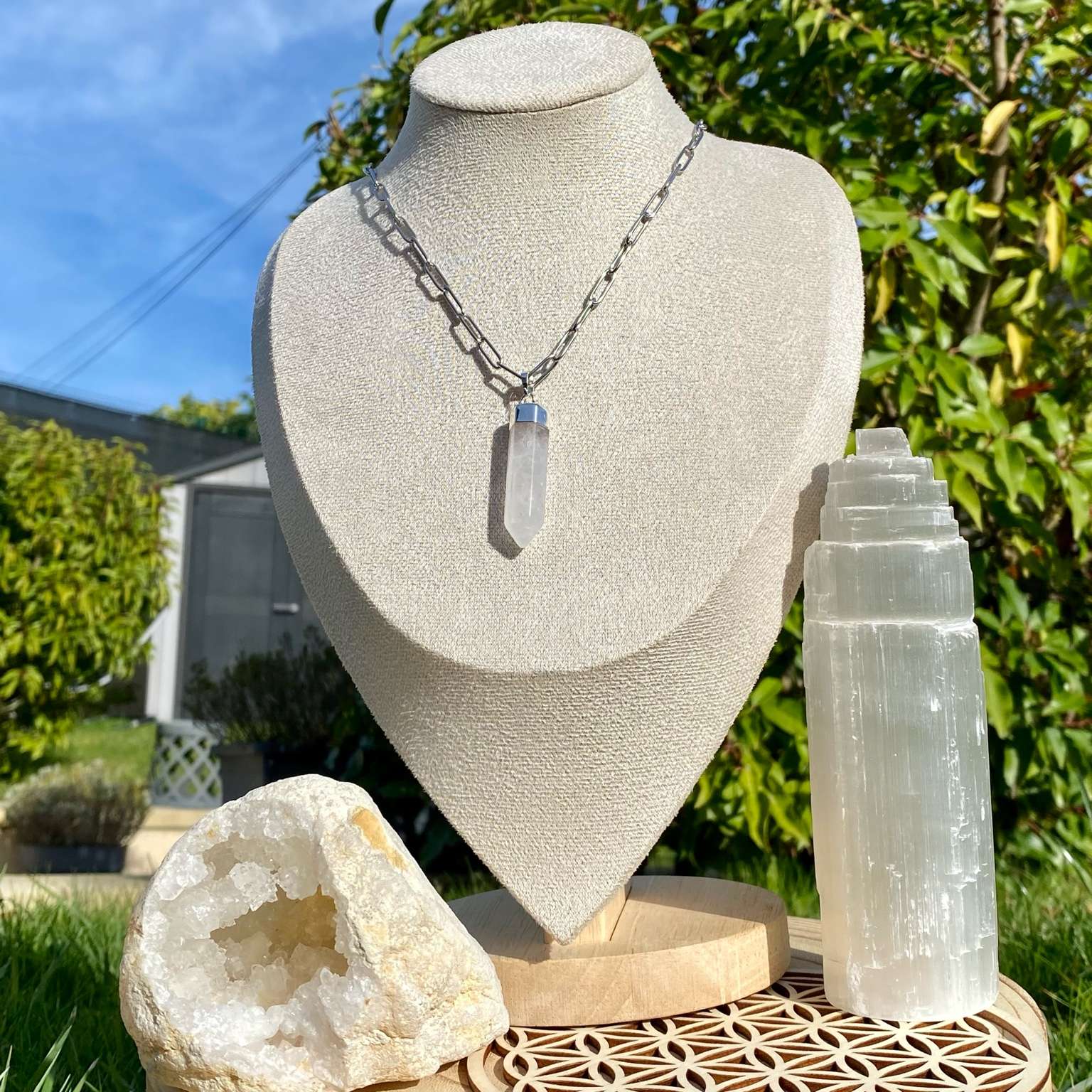 Collier pendentif pointe Cristal de Roche - Lumière & Paix – Image 2