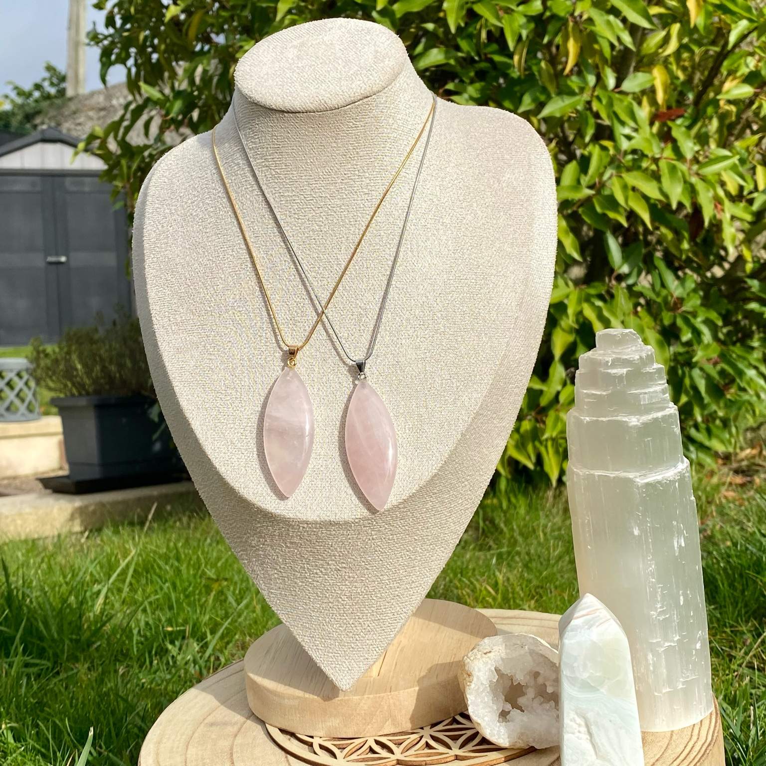 Pendentif quartz rose naturel taillé en marquise, monté sur une délicate chaîne fine. Pierre de l’amour et de la tendresse, création par Les Merveilles by Pauline pour une touche douce et apaisante.