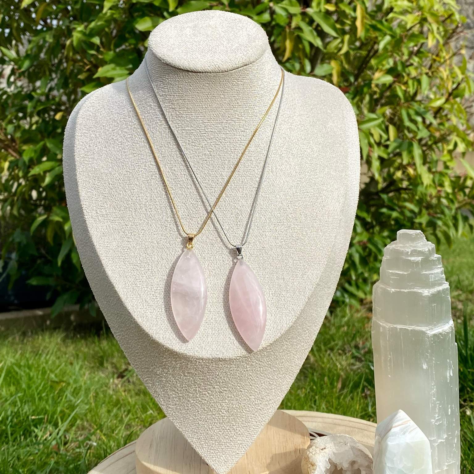 Pendentif quartz rose naturel taillé en marquise, monté sur une délicate chaîne fine. Pierre de l’amour et de la tendresse, création par Les Merveilles by Pauline pour une touche douce et apaisante.