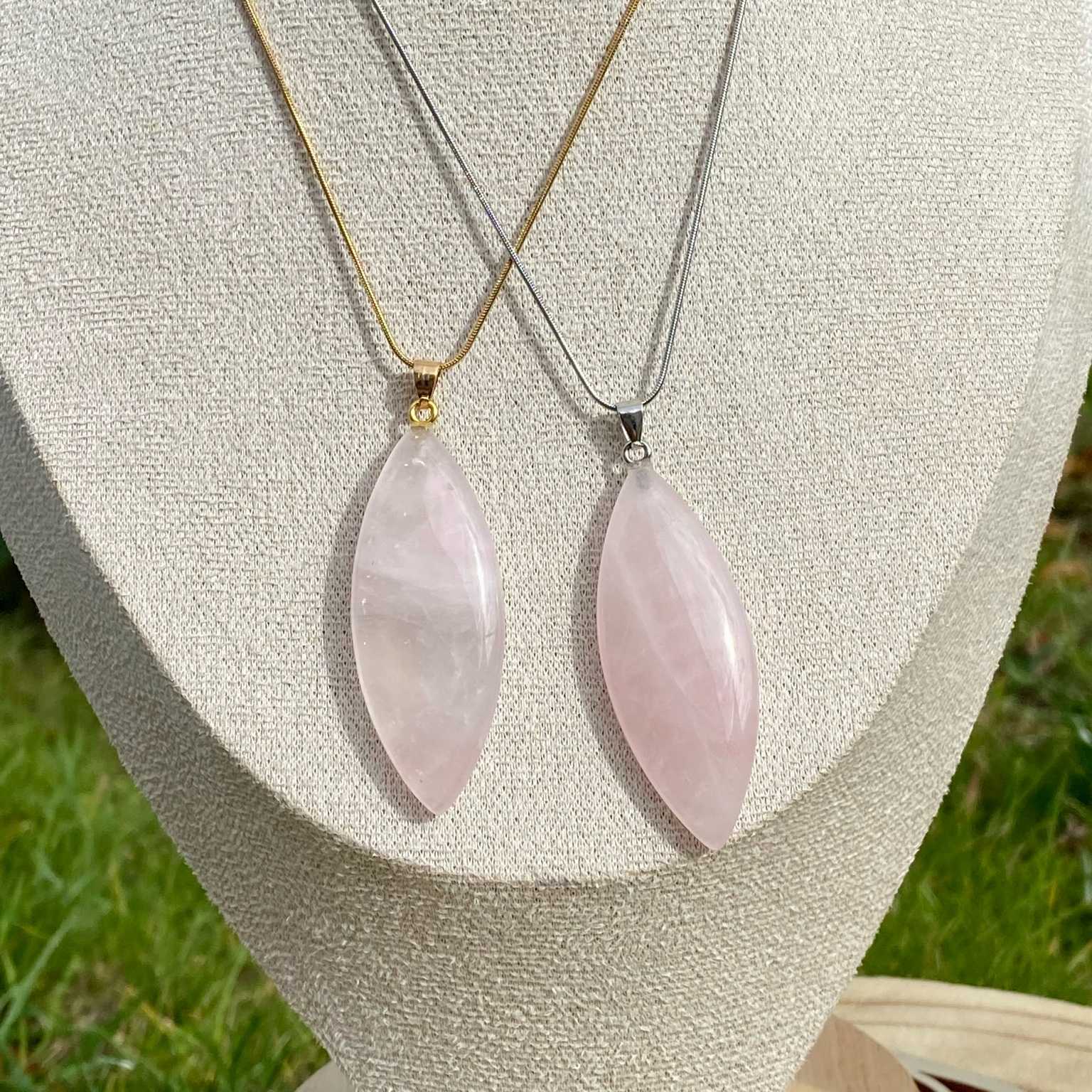 Pendentif quartz rose naturel taillé en marquise, monté sur une délicate chaîne fine. Pierre de l’amour et de la tendresse, création par Les Merveilles by Pauline pour une touche douce et apaisante.