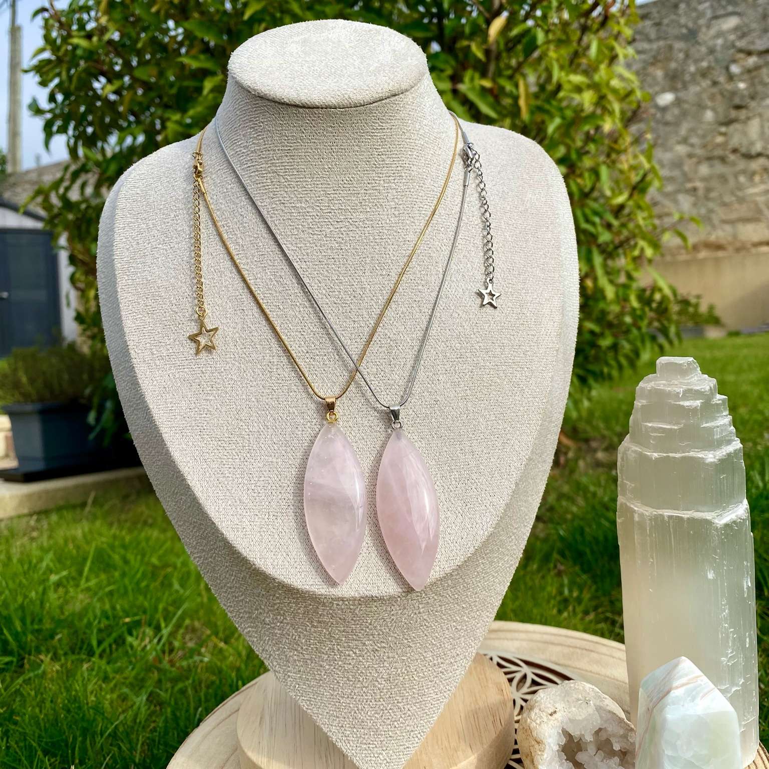 Pendentif quartz rose naturel taillé en marquise, monté sur une délicate chaîne fine. Pierre de l’amour et de la tendresse, création par Les Merveilles by Pauline pour une touche douce et apaisante.