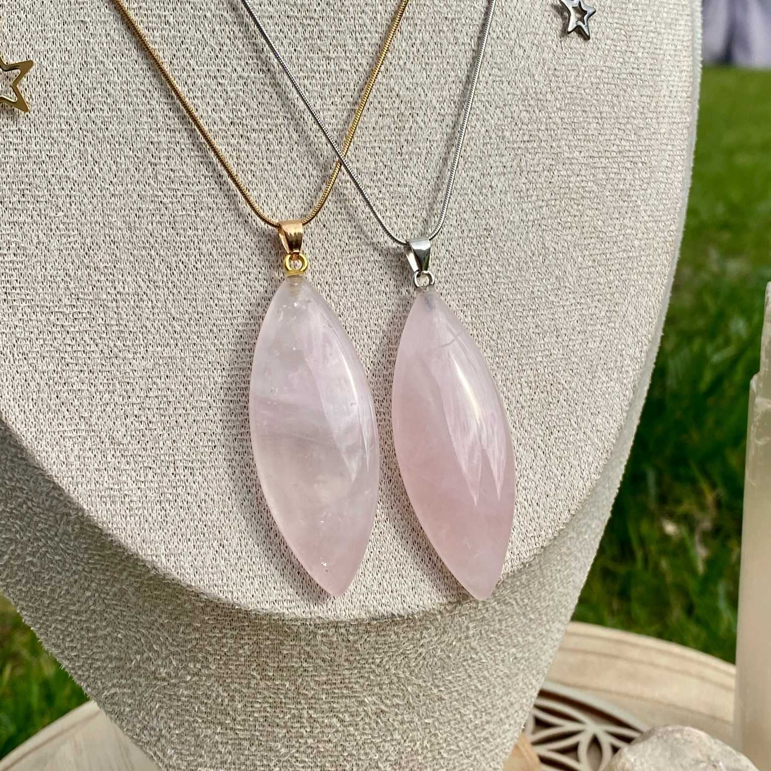 Pendentif quartz rose naturel taillé en marquise, monté sur une délicate chaîne fine. Pierre de l’amour et de la tendresse, création par Les Merveilles by Pauline pour une touche douce et apaisante.