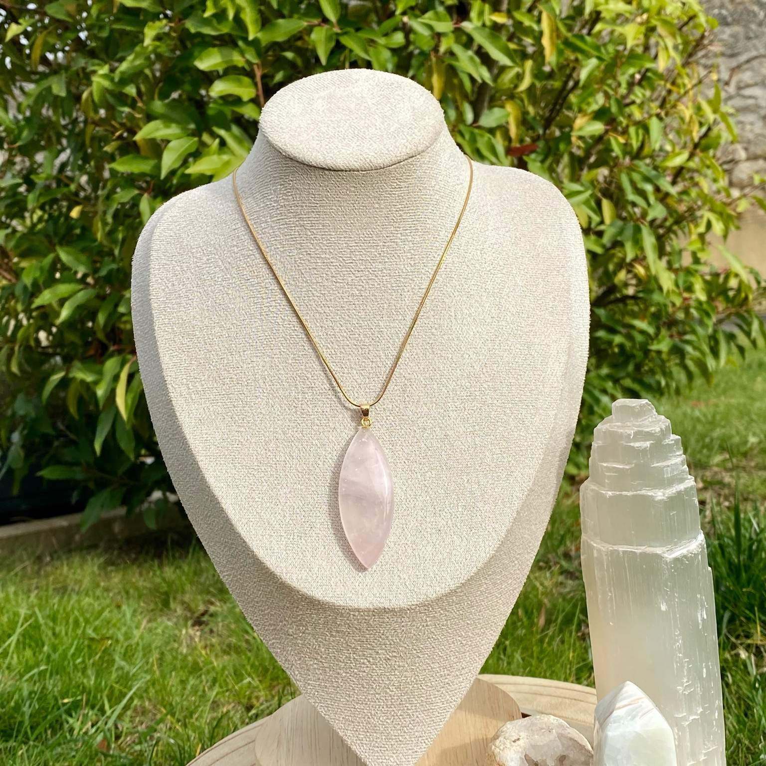 Pendentif quartz rose naturel taillé en marquise, monté sur une délicate chaîne fine. Pierre de l’amour et de la tendresse, création par Les Merveilles by Pauline pour une touche douce et apaisante.