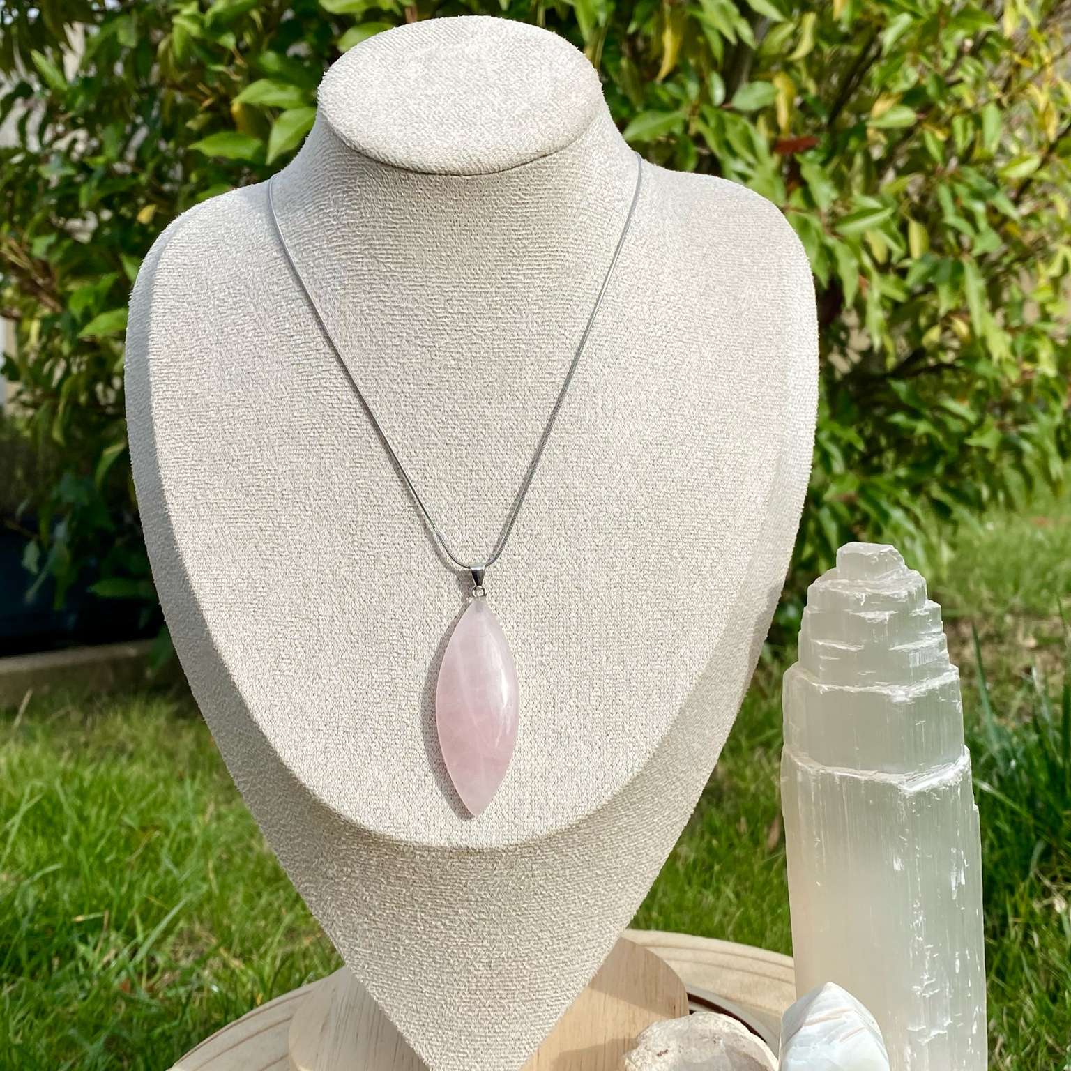 Pendentif quartz rose naturel taillé en marquise, monté sur une délicate chaîne fine. Pierre de l’amour et de la tendresse, création par Les Merveilles by Pauline pour une touche douce et apaisante.