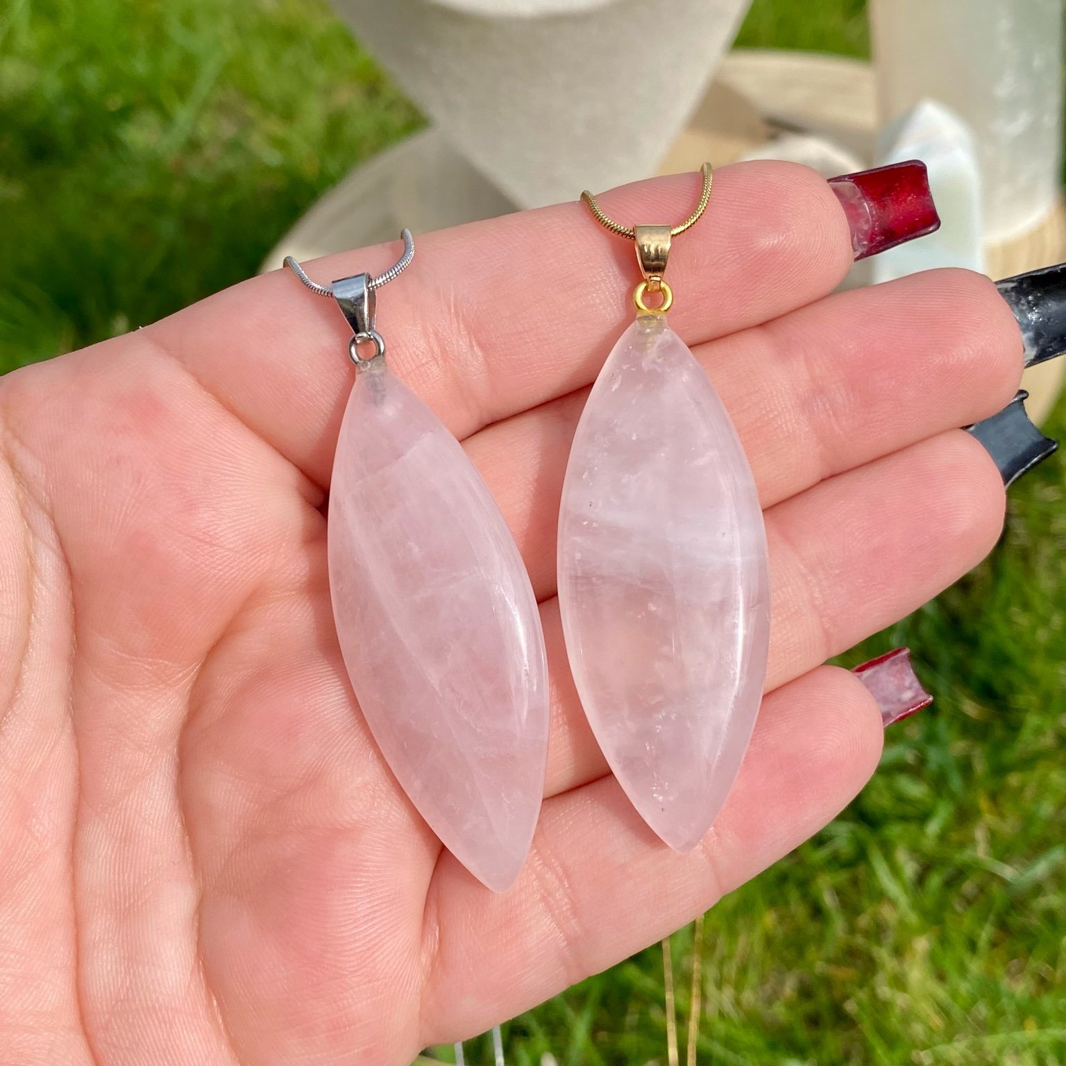 Pendentif quartz rose naturel taillé en marquise, monté sur une délicate chaîne fine. Pierre de l’amour et de la tendresse, création par Les Merveilles by Pauline pour une touche douce et apaisante.