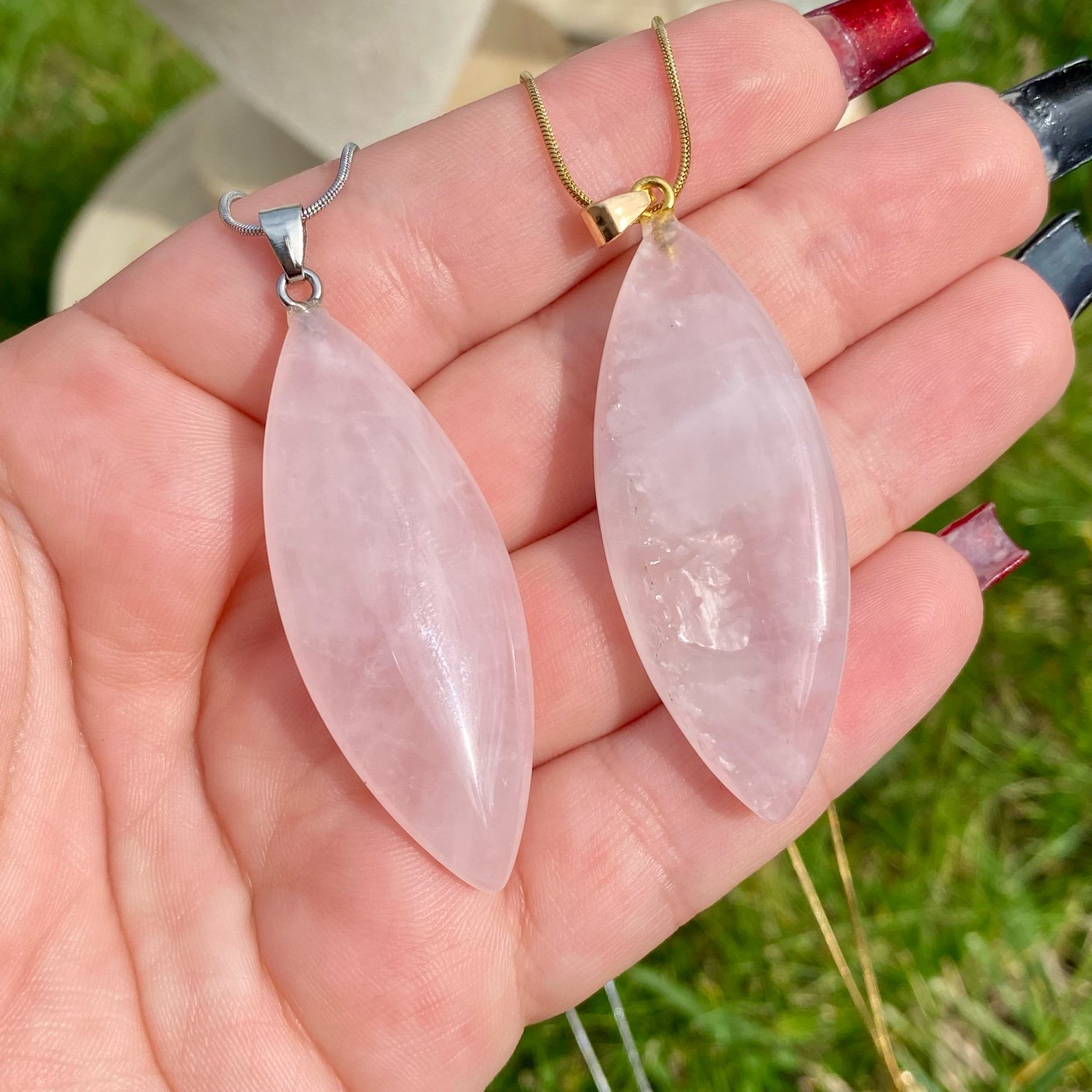 Pendentif quartz rose naturel taillé en marquise, monté sur une délicate chaîne fine. Pierre de l’amour et de la tendresse, création par Les Merveilles by Pauline pour une touche douce et apaisante.