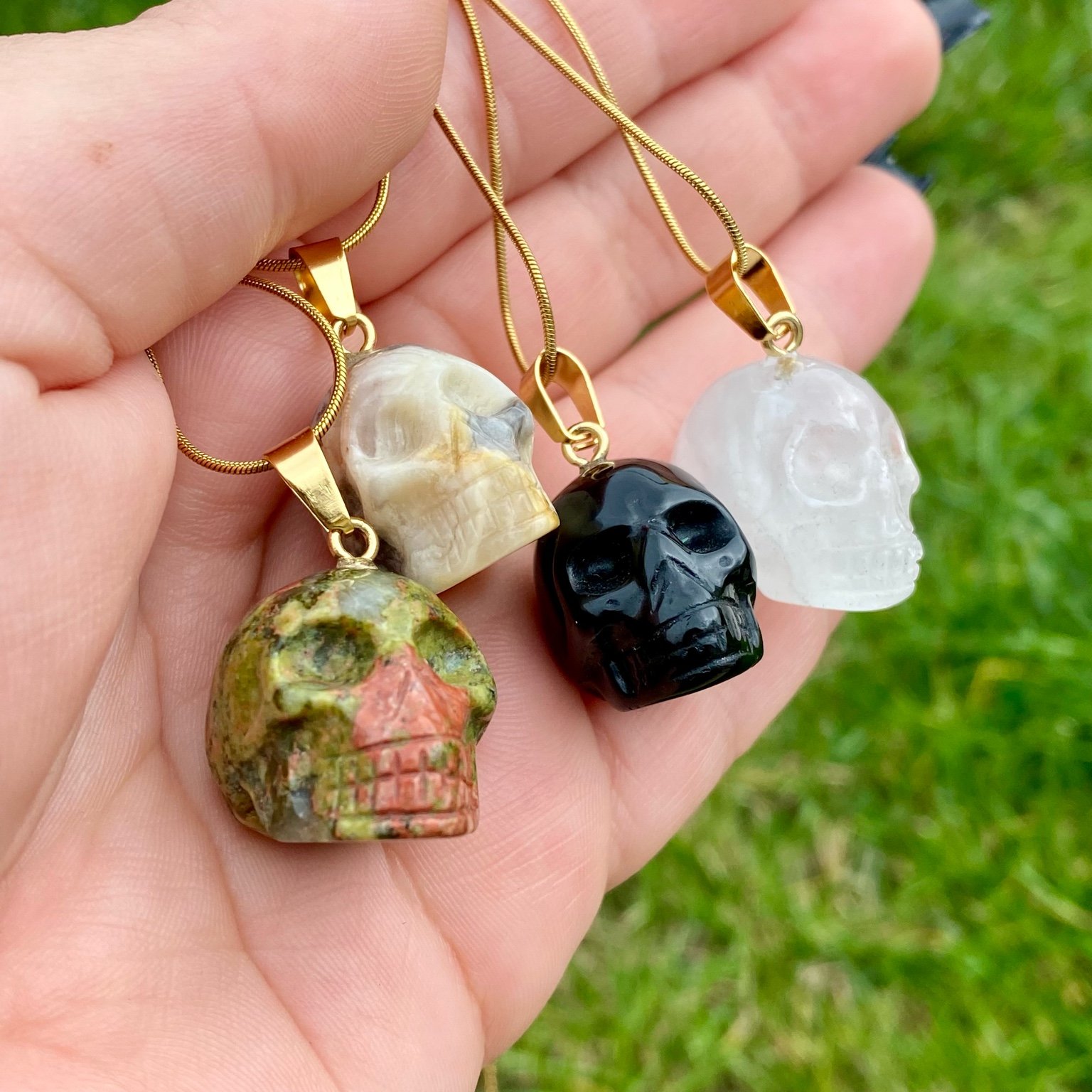 Pendentifs en unakite, onyx noir, jaspe bumble bee et cristal de roche taillé en forme de crâne. Par Les Merveilles by Pauline, bijoux énergétiques et good vibes.