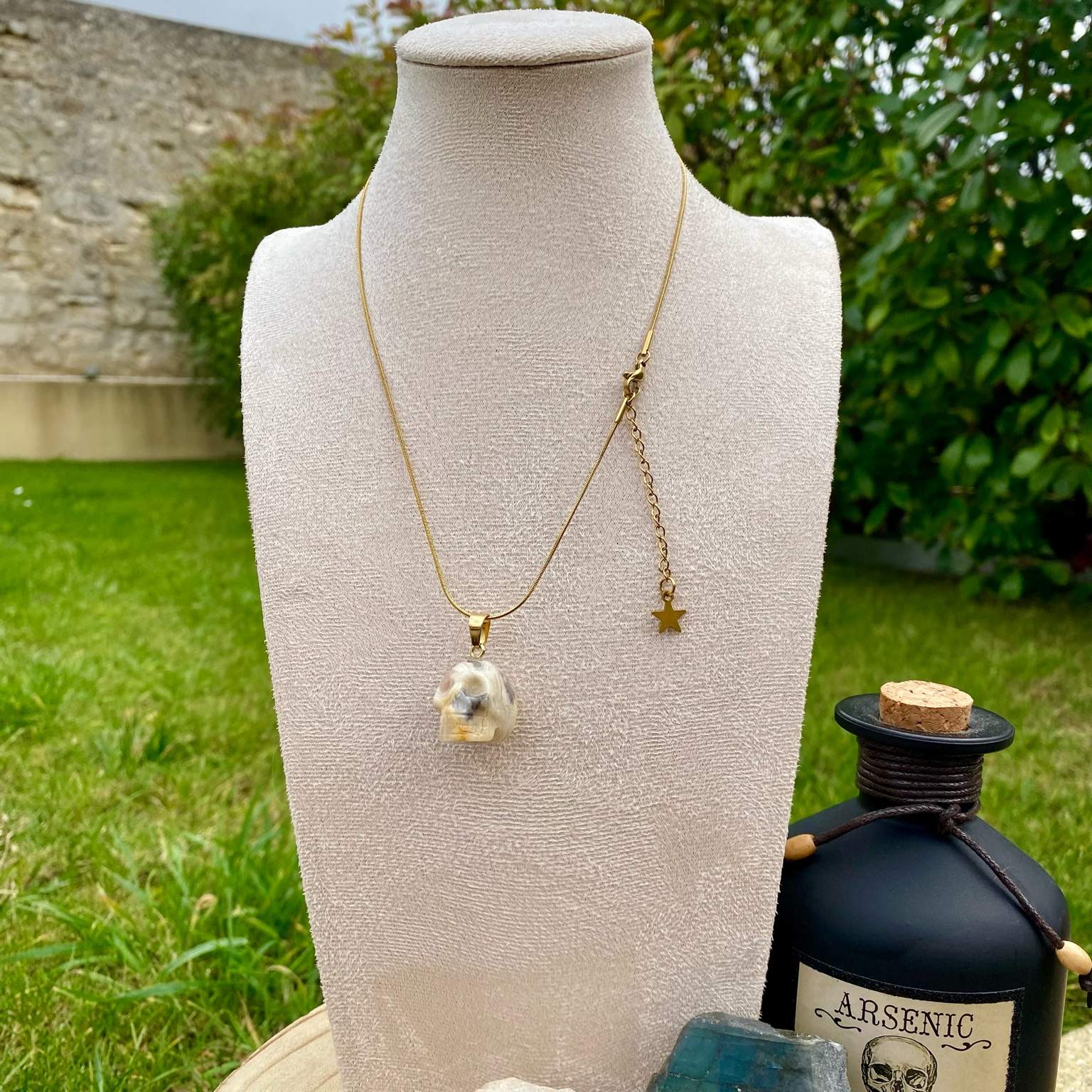 Pendentif en jaspe bumble bee naturel taillé en forme crâne. Par Les Merveilles by Pauline, bijoux énergétiques et good vibes.