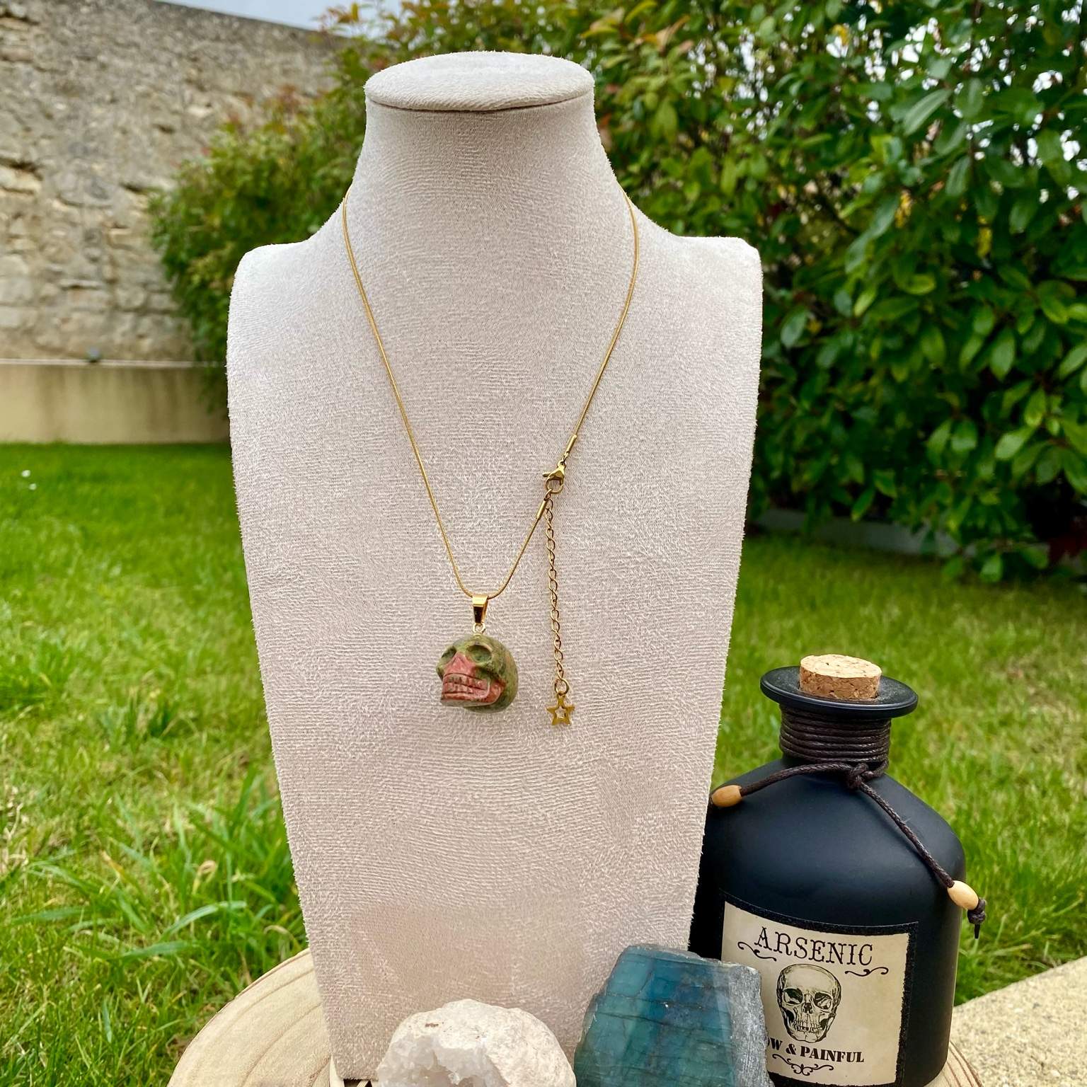 Pendentif en unakite naturel taillé en forme crâne. Par Les Merveilles by Pauline, bijoux énergétiques et good vibes.