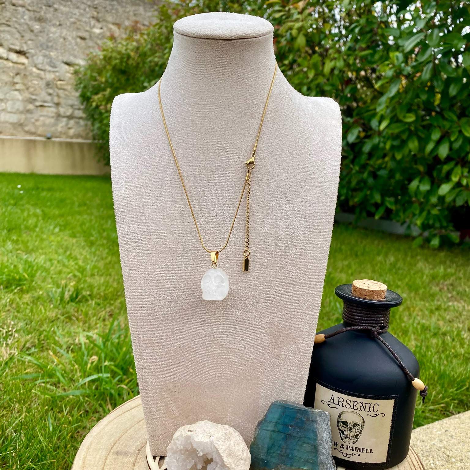 Pendentif en cristal de roche naturel taillé en forme crâne. Par Les Merveilles by Pauline, bijoux énergétiques et good vibes.