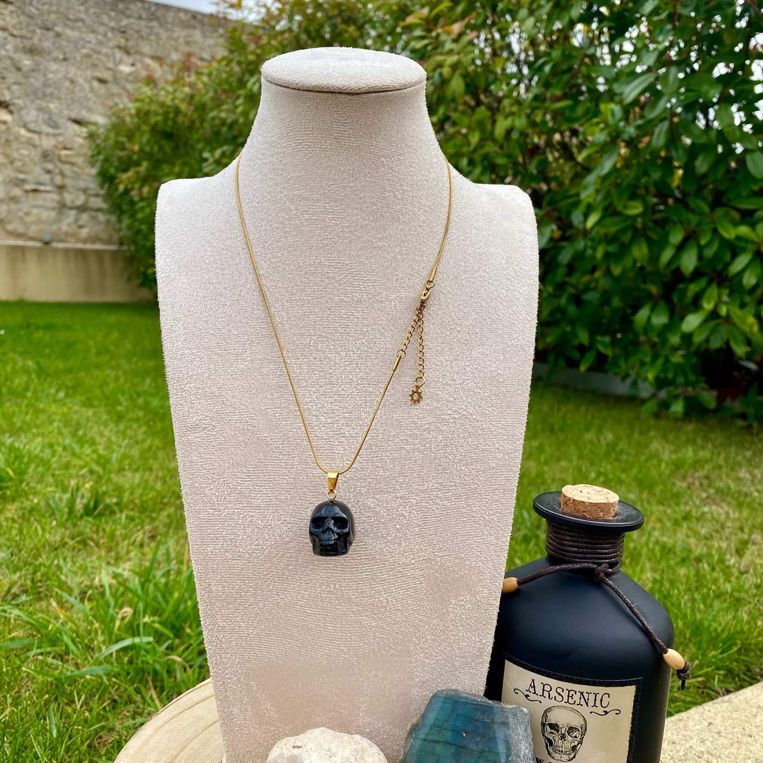 Pendentif en onyx noir naturel taillé en forme crâne. Par Les Merveilles by Pauline, bijoux énergétiques et good vibes.