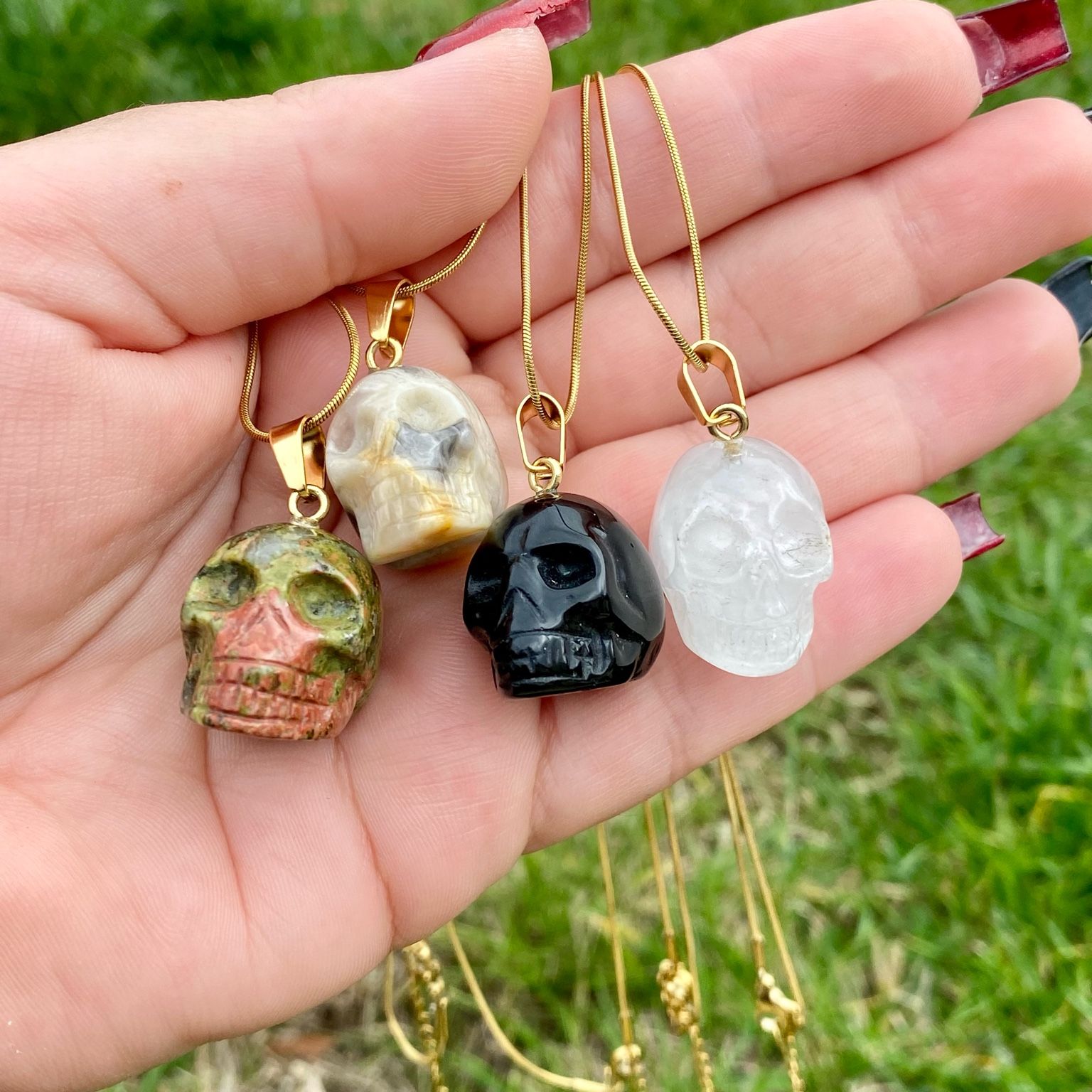 Pendentifs en unakite, onyx noir, jaspe bumble bee et cristal de roche taillé en forme de crâne. Par Les Merveilles by Pauline, bijoux énergétiques et good vibes.