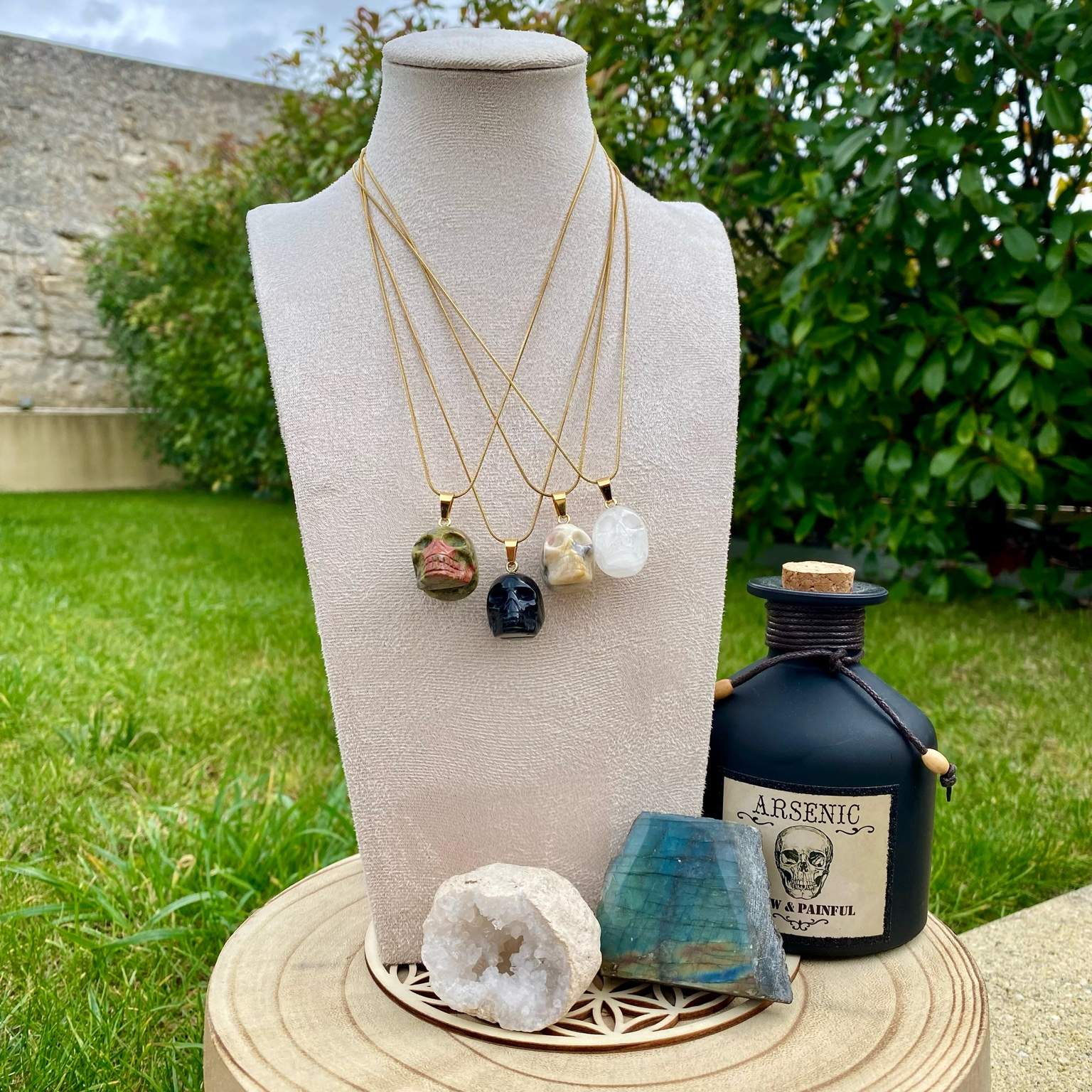 Pendentifs en unakite, onyx noir, jaspe bumble bee et cristal de roche taillé en forme de crâne. Par Les Merveilles by Pauline, bijoux énergétiques et good vibes.