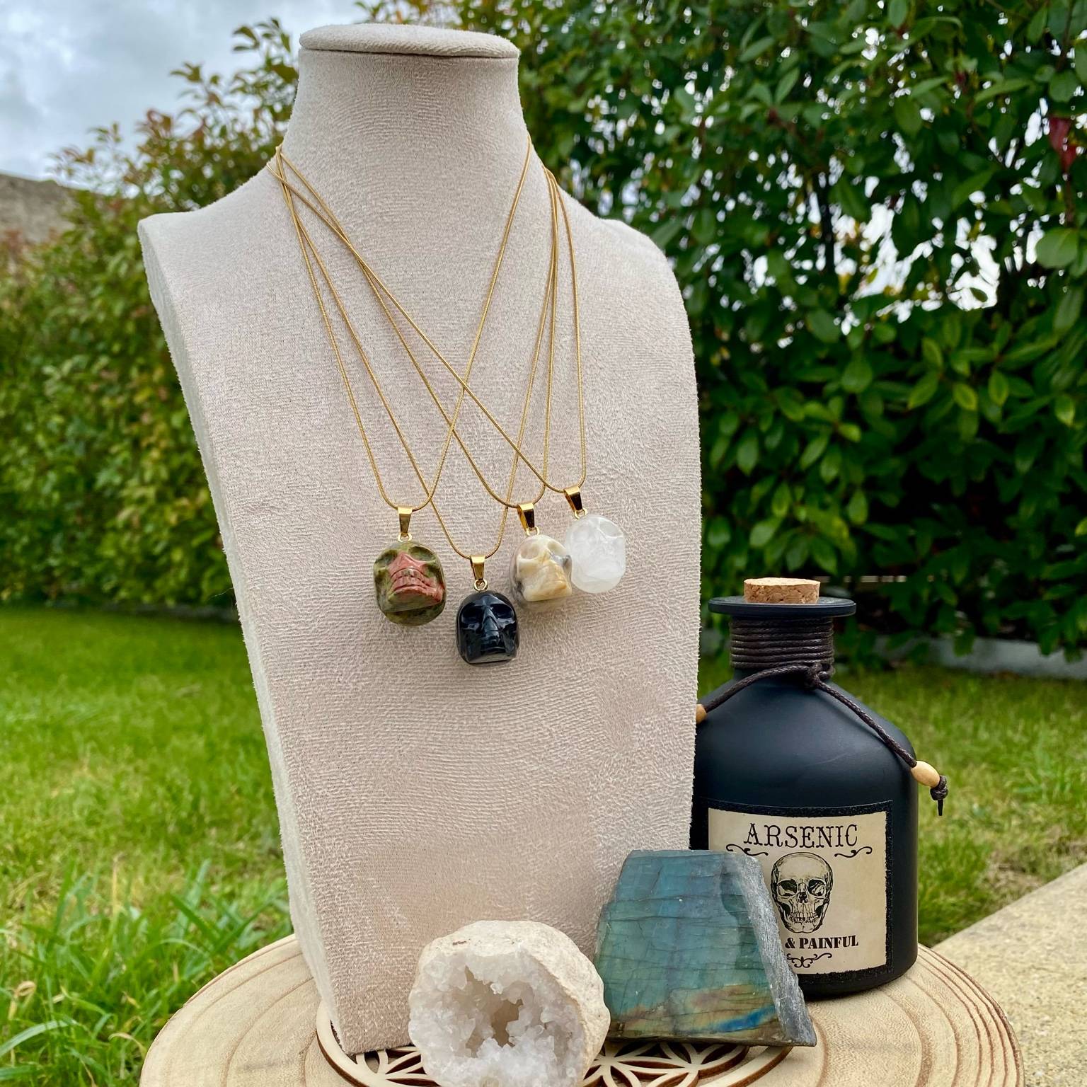 Pendentifs en unakite, onyx noir, jaspe bumble bee et cristal de roche taillé en forme de crâne. Par Les Merveilles by Pauline, bijoux énergétiques et good vibes.