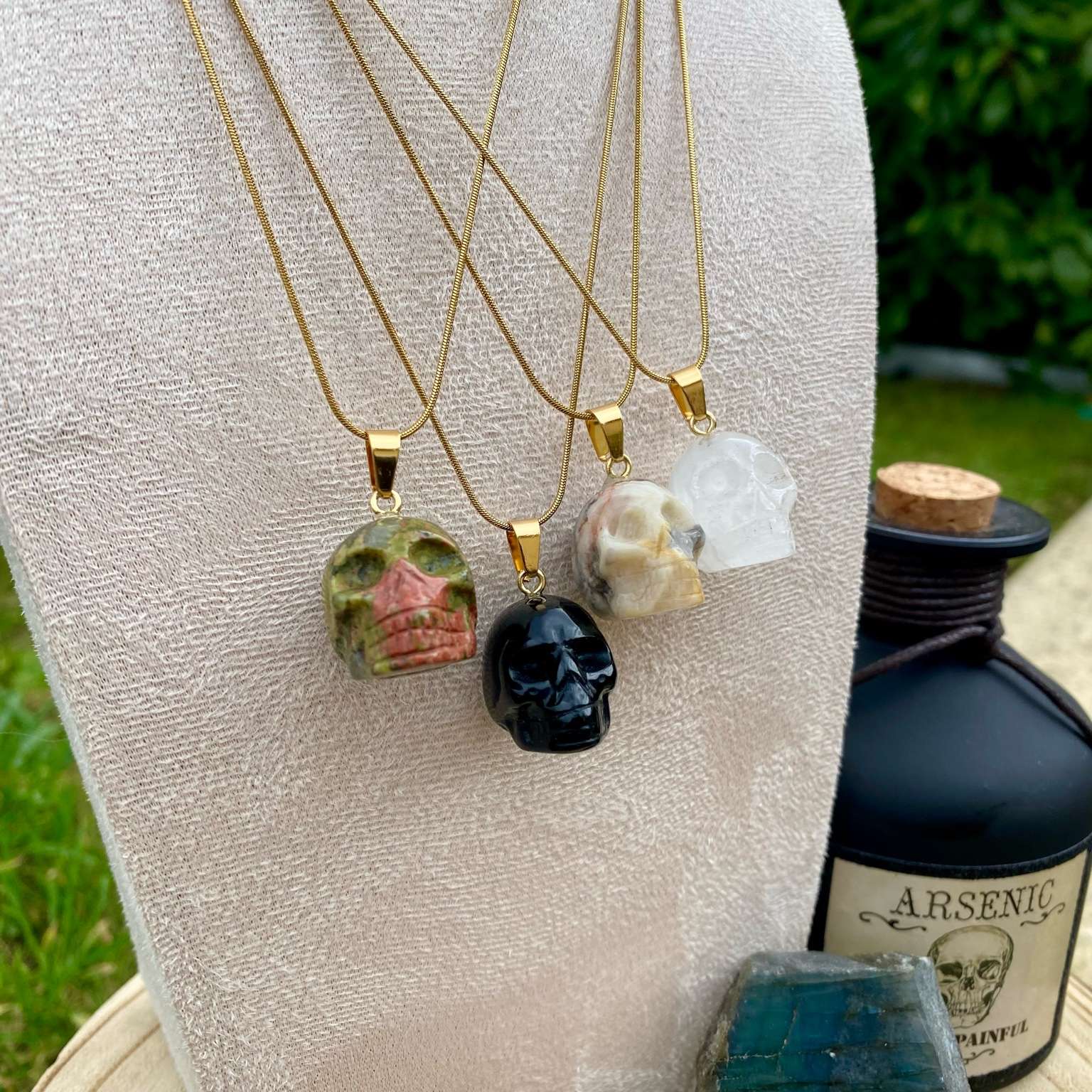 Pendentifs en unakite, onyx noir, jaspe bumble bee et cristal de roche taillé en forme de crâne. Par Les Merveilles by Pauline, bijoux énergétiques et good vibes.