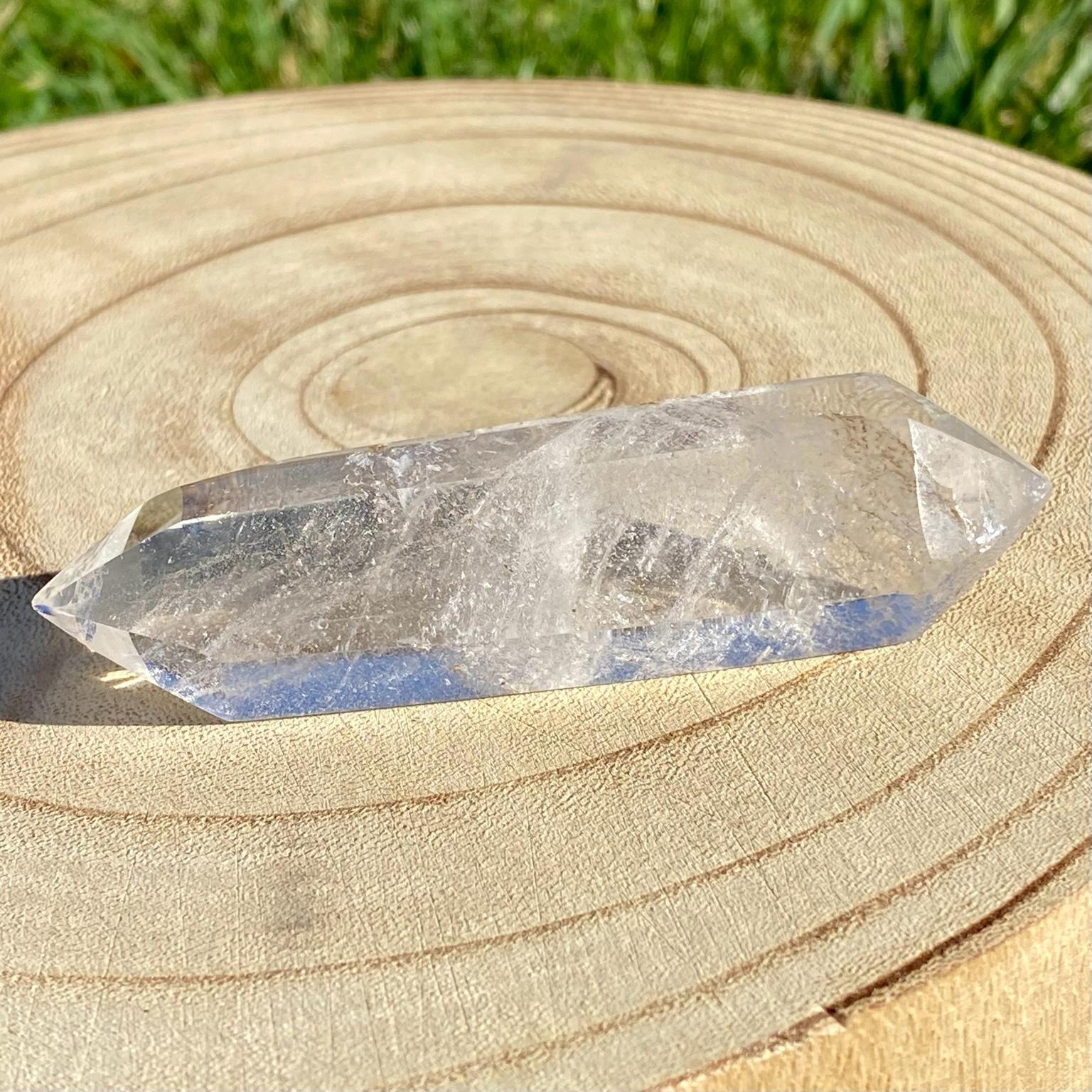 Bi-pointe ou bâton de cristal de roche naturel avec inclusions laiteuses, pierre translucide aux reflets brumeux pour apaisement et pureté. Les merveilles by Pauline, lithothérapie.