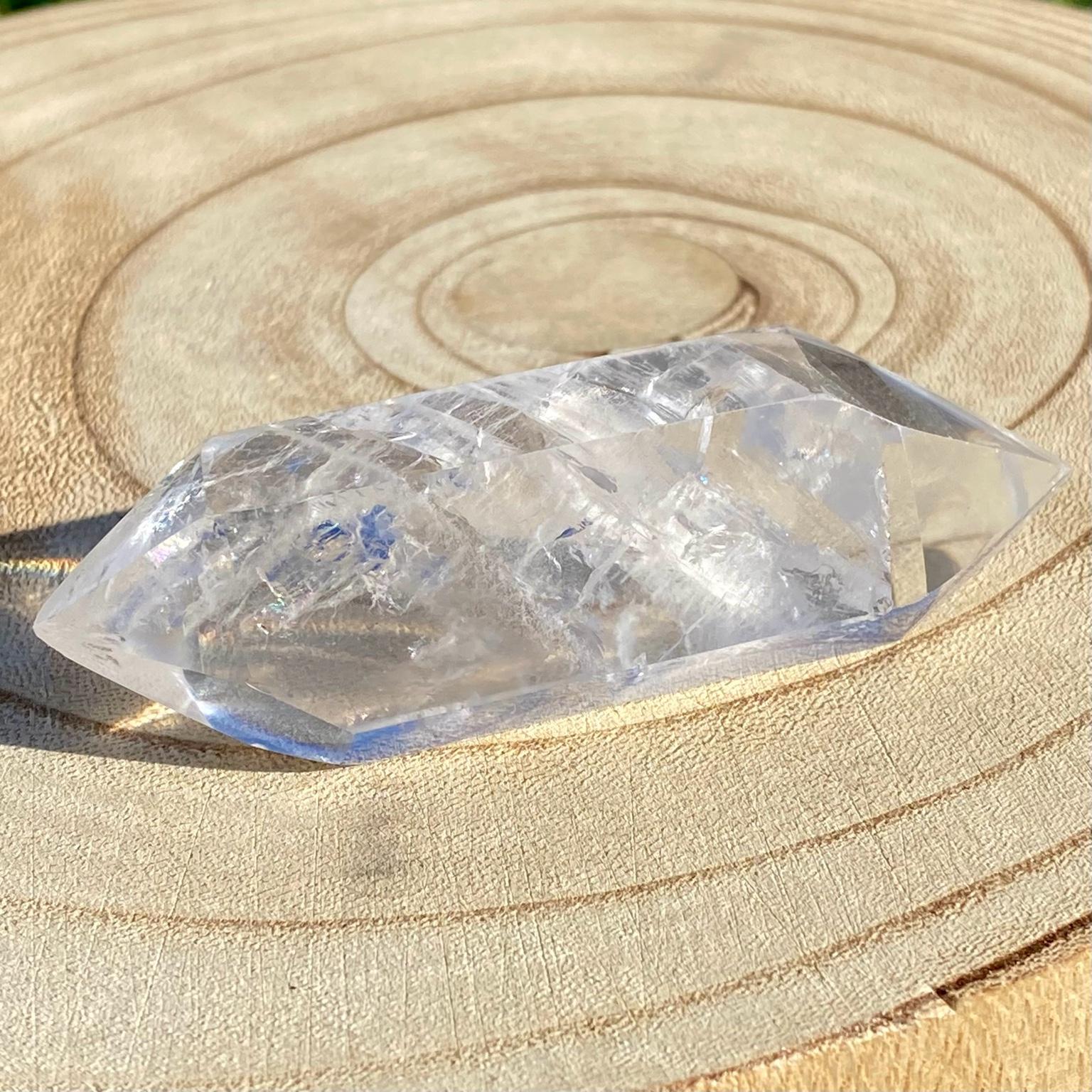 Bi-pointe ou bâton de cristal de roche naturel avec inclusions laiteuses, pierre translucide aux reflets brumeux pour apaisement et pureté. Les merveilles by Pauline, lithothérapie.