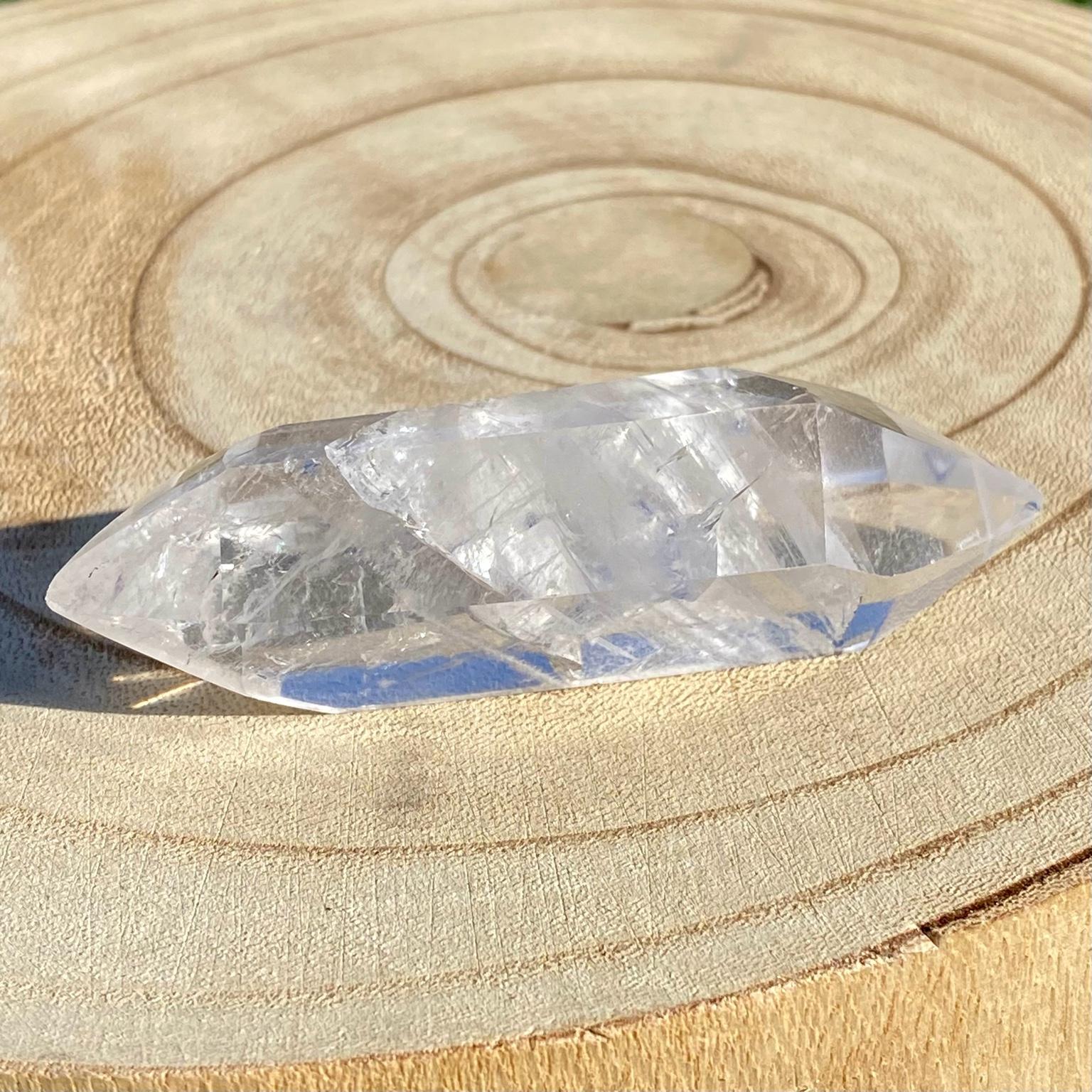 Bi-pointe ou bâton de cristal de roche naturel avec inclusions laiteuses, pierre translucide aux reflets brumeux pour apaisement et pureté. Les merveilles by Pauline, lithothérapie.