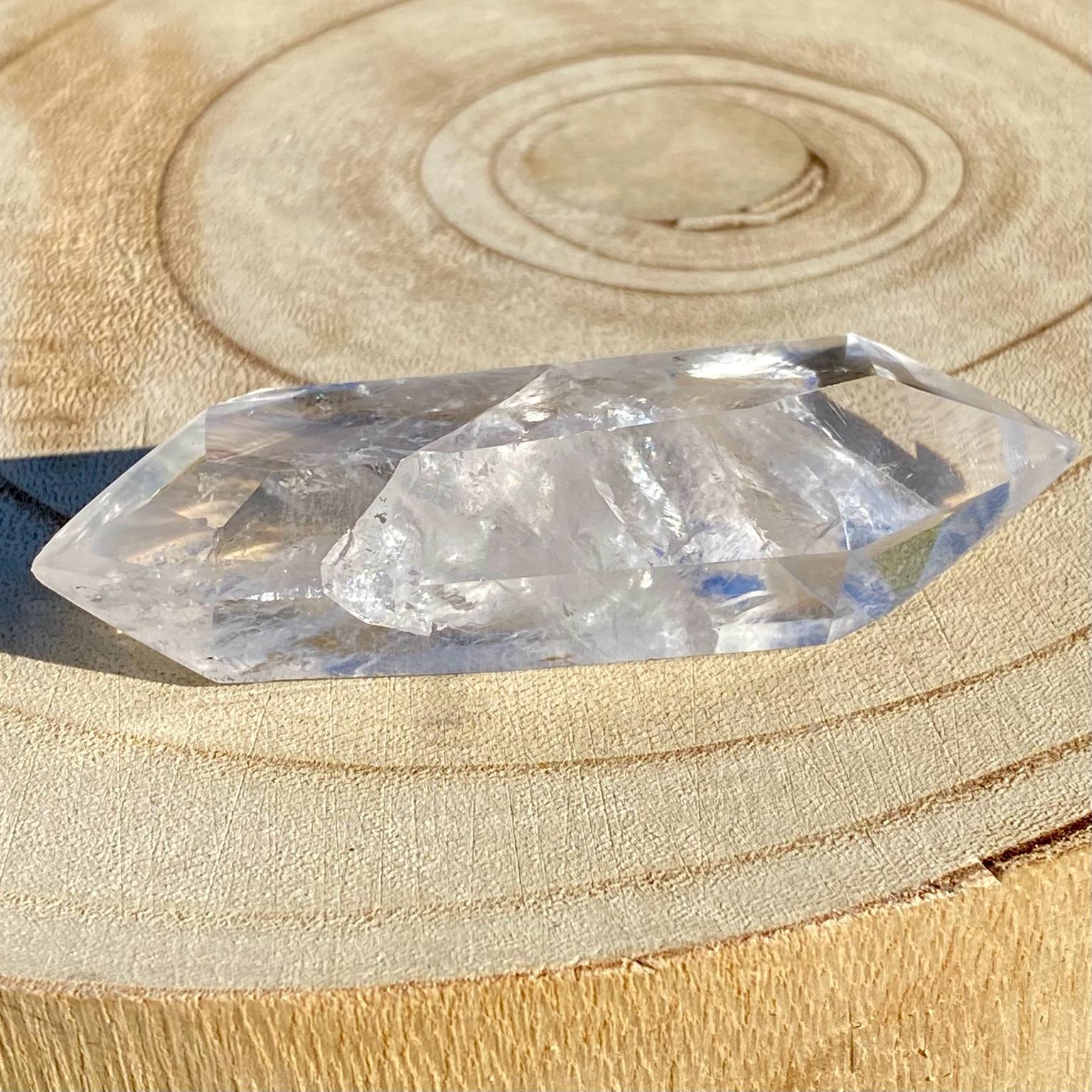 Bi-pointe ou bâton de cristal de roche naturel avec inclusions laiteuses, pierre translucide aux reflets brumeux pour apaisement et pureté. Les merveilles by Pauline, lithothérapie.