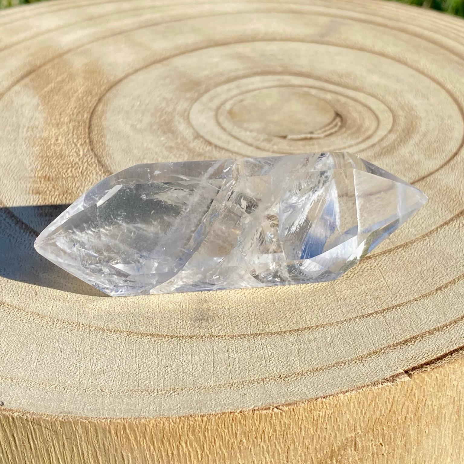 Bi-pointe ou bâton de cristal de roche naturel avec inclusions laiteuses, pierre translucide aux reflets brumeux pour apaisement et pureté. Les merveilles by Pauline, lithothérapie.