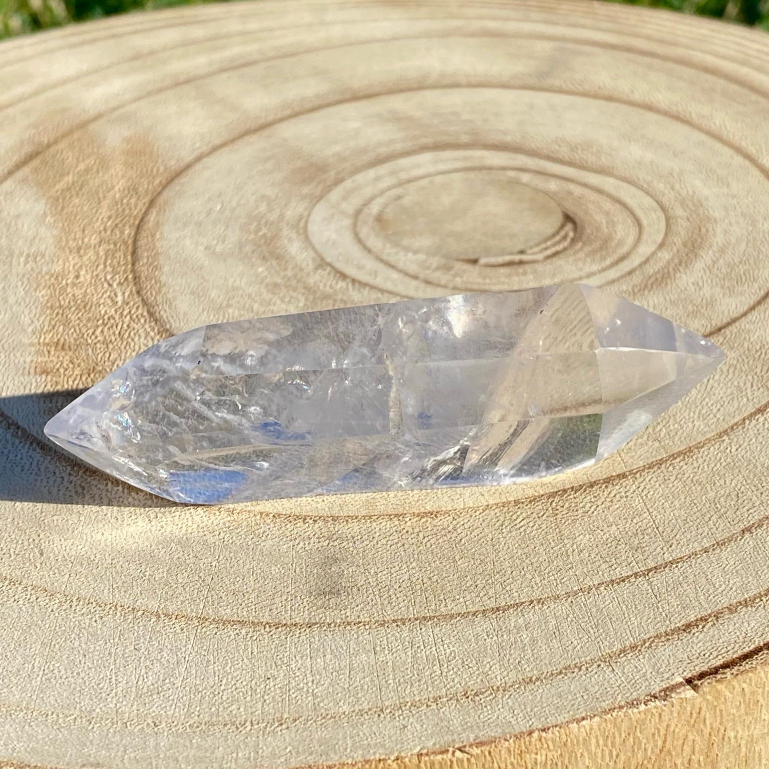 Bi-pointe ou bâton de cristal de roche naturel avec inclusions laiteuses, pierre translucide aux reflets brumeux pour apaisement et pureté. Les merveilles by Pauline, lithothérapie.