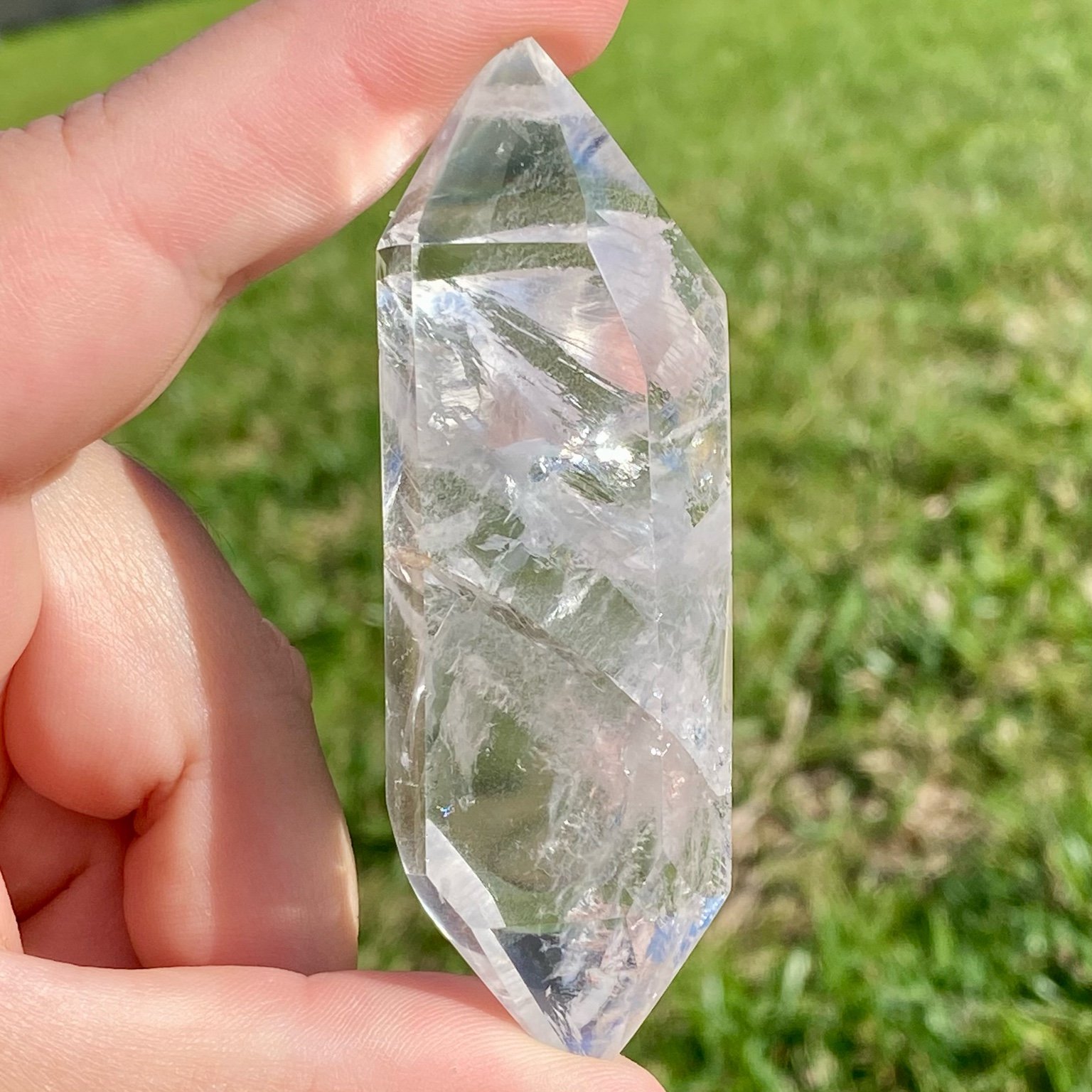 Bi-pointe ou bâton de cristal de roche naturel avec inclusions laiteuses, pierre translucide aux reflets brumeux pour apaisement et pureté. Les merveilles by Pauline, lithothérapie.