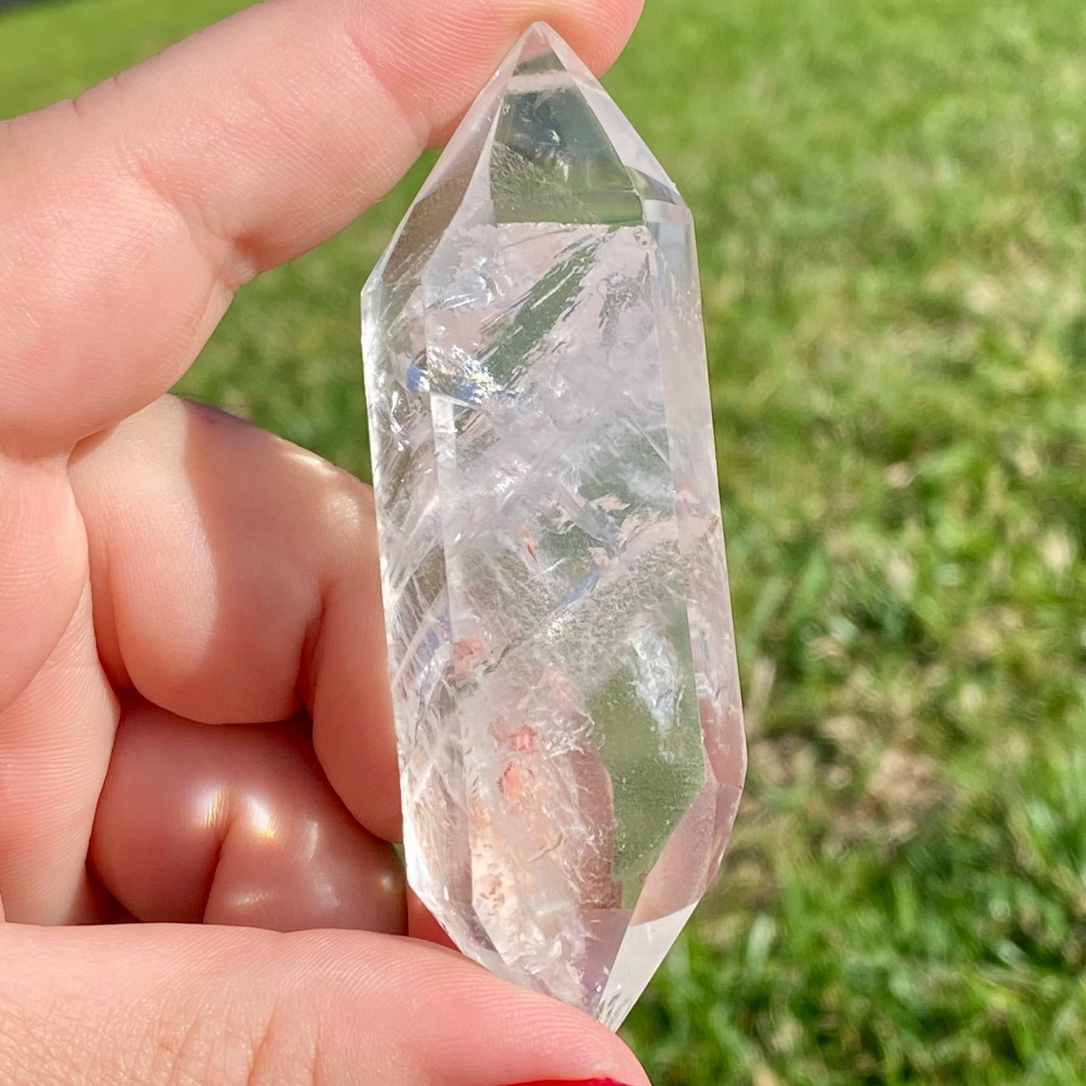 Bi-pointe ou bâton de cristal de roche naturel avec inclusions laiteuses, pierre translucide aux reflets brumeux pour apaisement et pureté. Les merveilles by Pauline, lithothérapie.