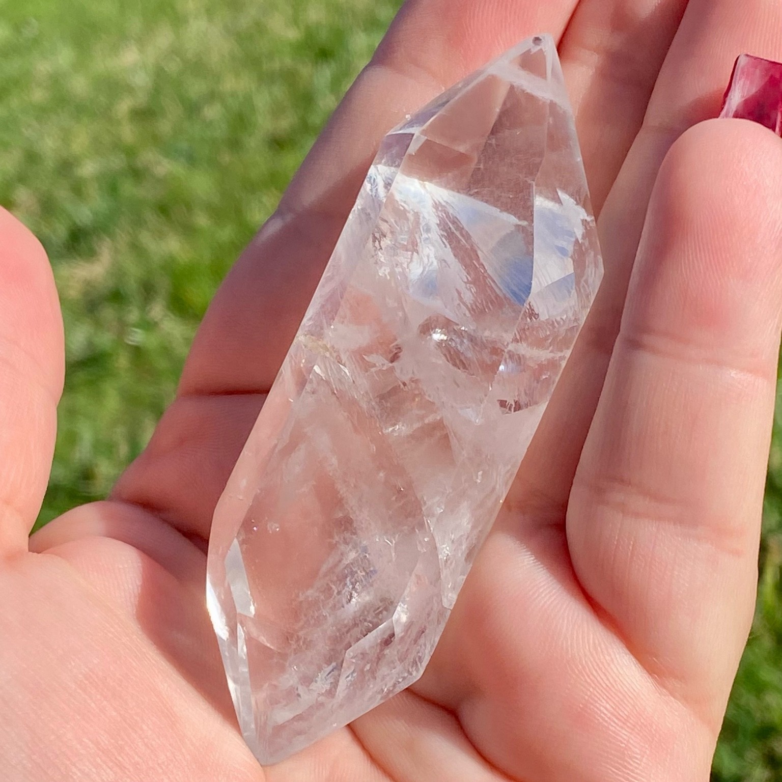 Bi-pointe ou bâton de cristal de roche naturel avec inclusions laiteuses, pierre translucide aux reflets brumeux pour apaisement et pureté. Les merveilles by Pauline, lithothérapie.