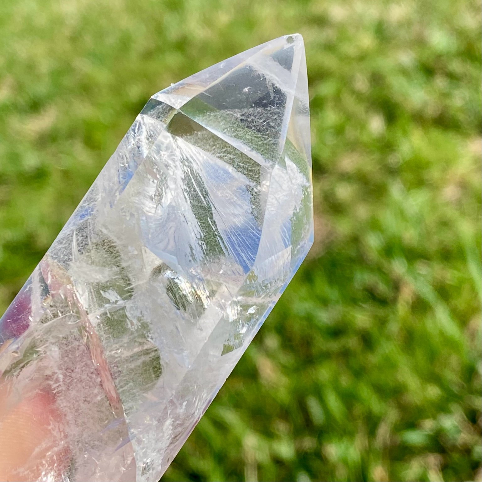 Bi-pointe ou bâton de cristal de roche naturel avec inclusions laiteuses, pierre translucide aux reflets brumeux pour apaisement et pureté. Les merveilles by Pauline, lithothérapie.