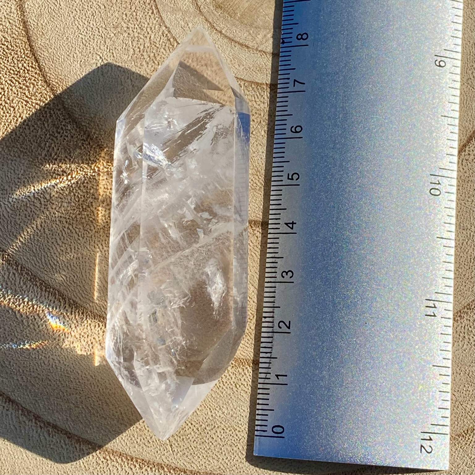 Bi-pointe ou bâton de cristal de roche naturel avec inclusions laiteuses, pierre translucide aux reflets brumeux pour apaisement et pureté. Les merveilles by Pauline, lithothérapie.