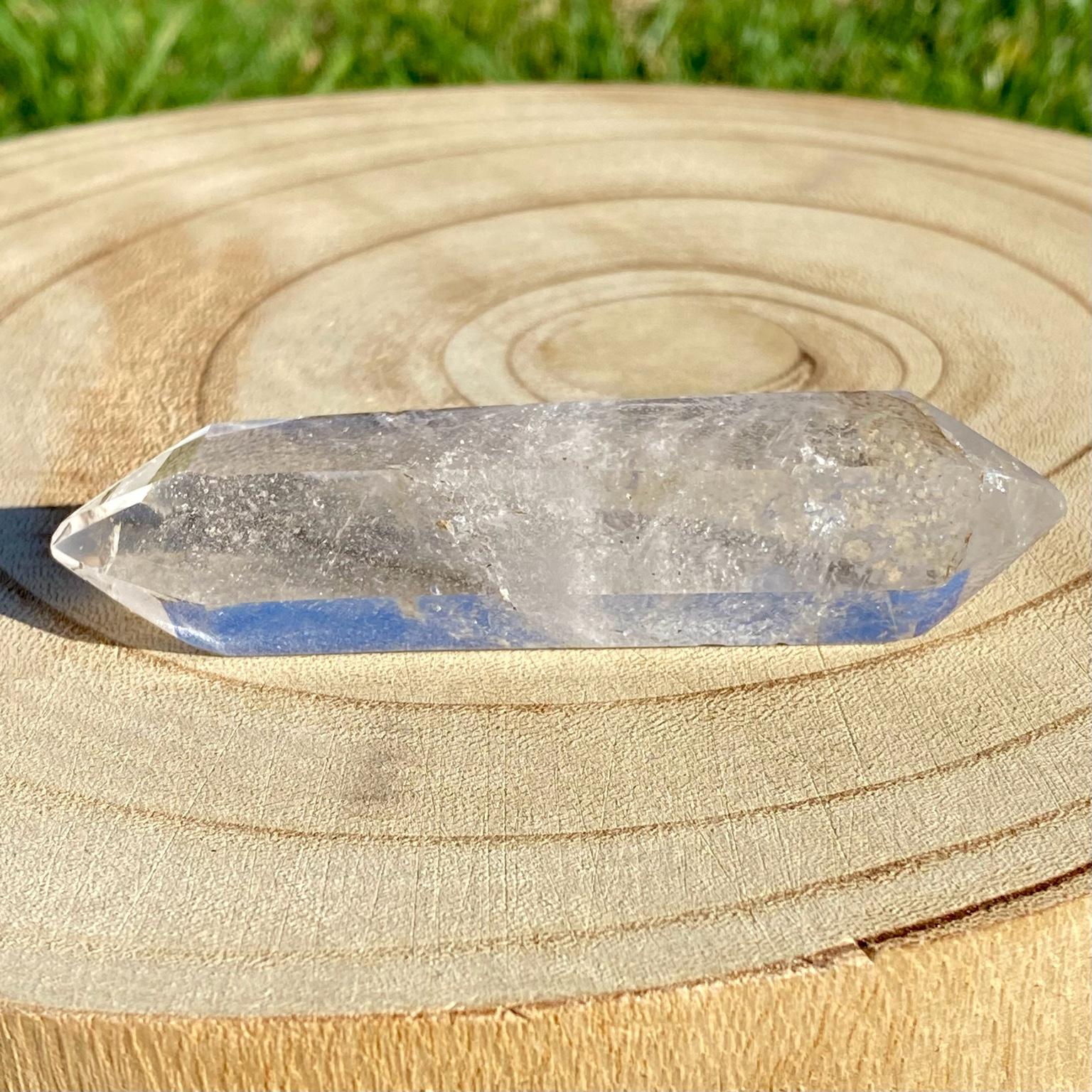 Bi-pointe ou bâton de cristal de roche naturel avec inclusions laiteuses, pierre translucide aux reflets brumeux pour apaisement et pureté. Les merveilles by Pauline, lithothérapie.