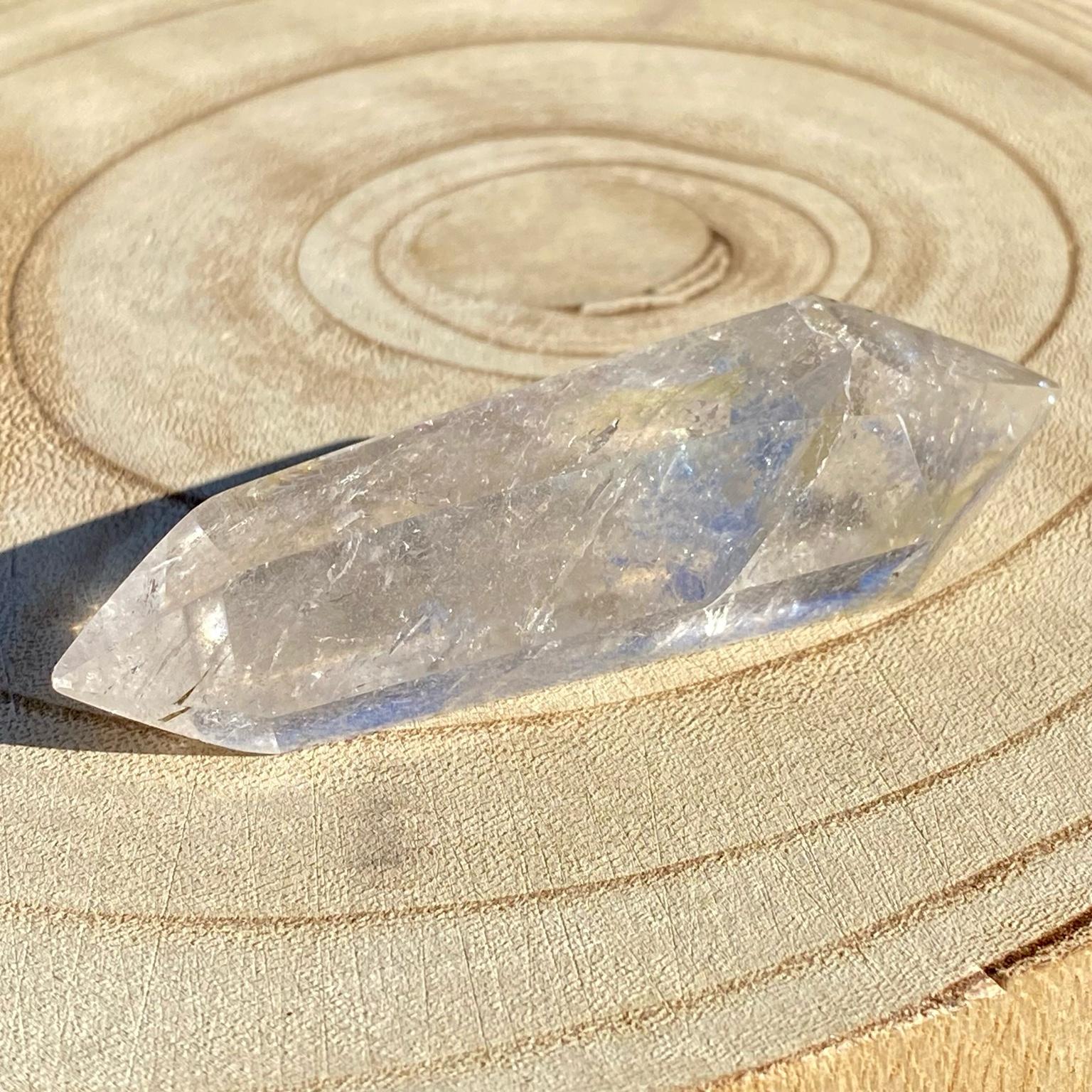 Bi-pointe ou bâton de cristal de roche naturel avec inclusions laiteuses, pierre translucide aux reflets brumeux pour apaisement et pureté. Les merveilles by Pauline, lithothérapie.