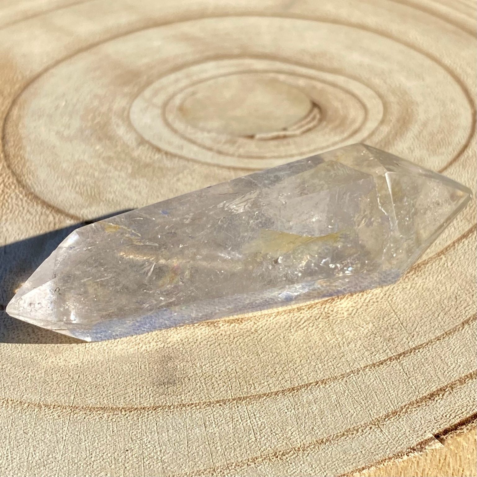 Bi-pointe ou bâton de cristal de roche naturel avec inclusions laiteuses, pierre translucide aux reflets brumeux pour apaisement et pureté. Les merveilles by Pauline, lithothérapie.