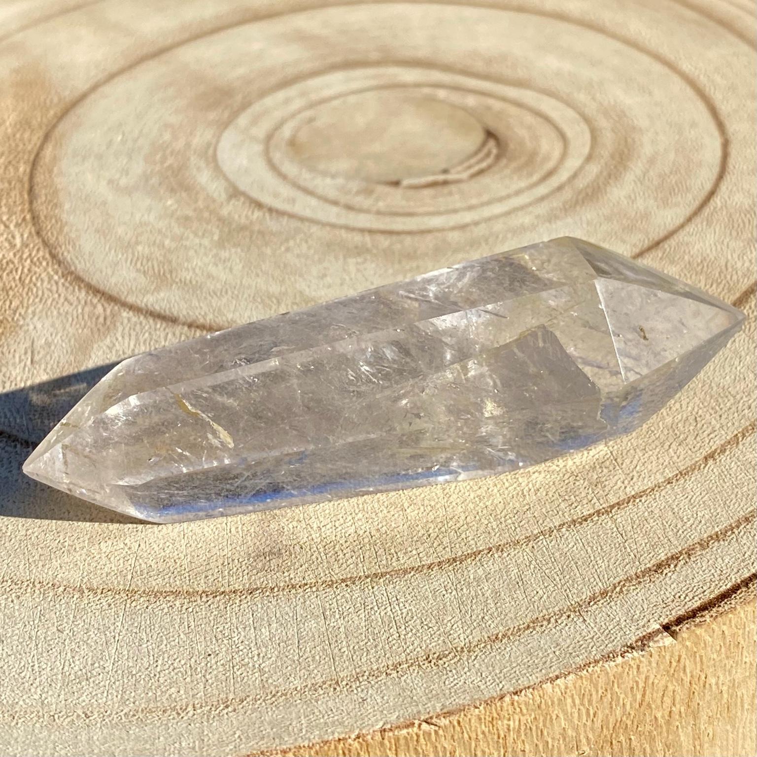 Bi-pointe ou bâton de cristal de roche naturel avec inclusions laiteuses, pierre translucide aux reflets brumeux pour apaisement et pureté. Les merveilles by Pauline, lithothérapie.