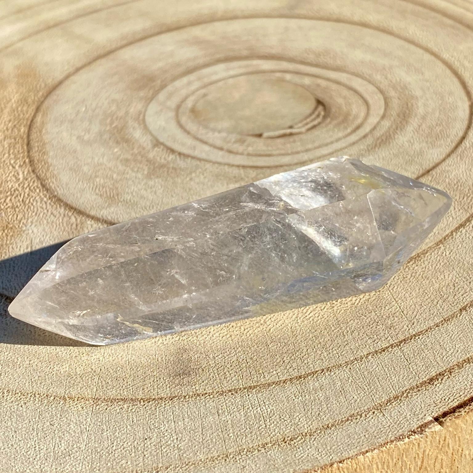 Bi-pointe ou bâton de cristal de roche naturel avec inclusions laiteuses, pierre translucide aux reflets brumeux pour apaisement et pureté. Les merveilles by Pauline, lithothérapie.