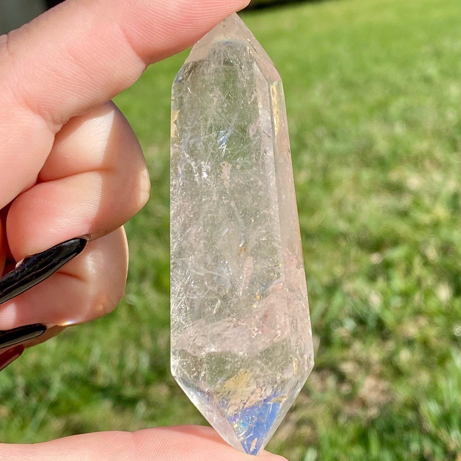 Bi-pointe ou bâton de cristal de roche naturel avec inclusions laiteuses, pierre translucide aux reflets brumeux pour apaisement et pureté. Les merveilles by Pauline, lithothérapie.