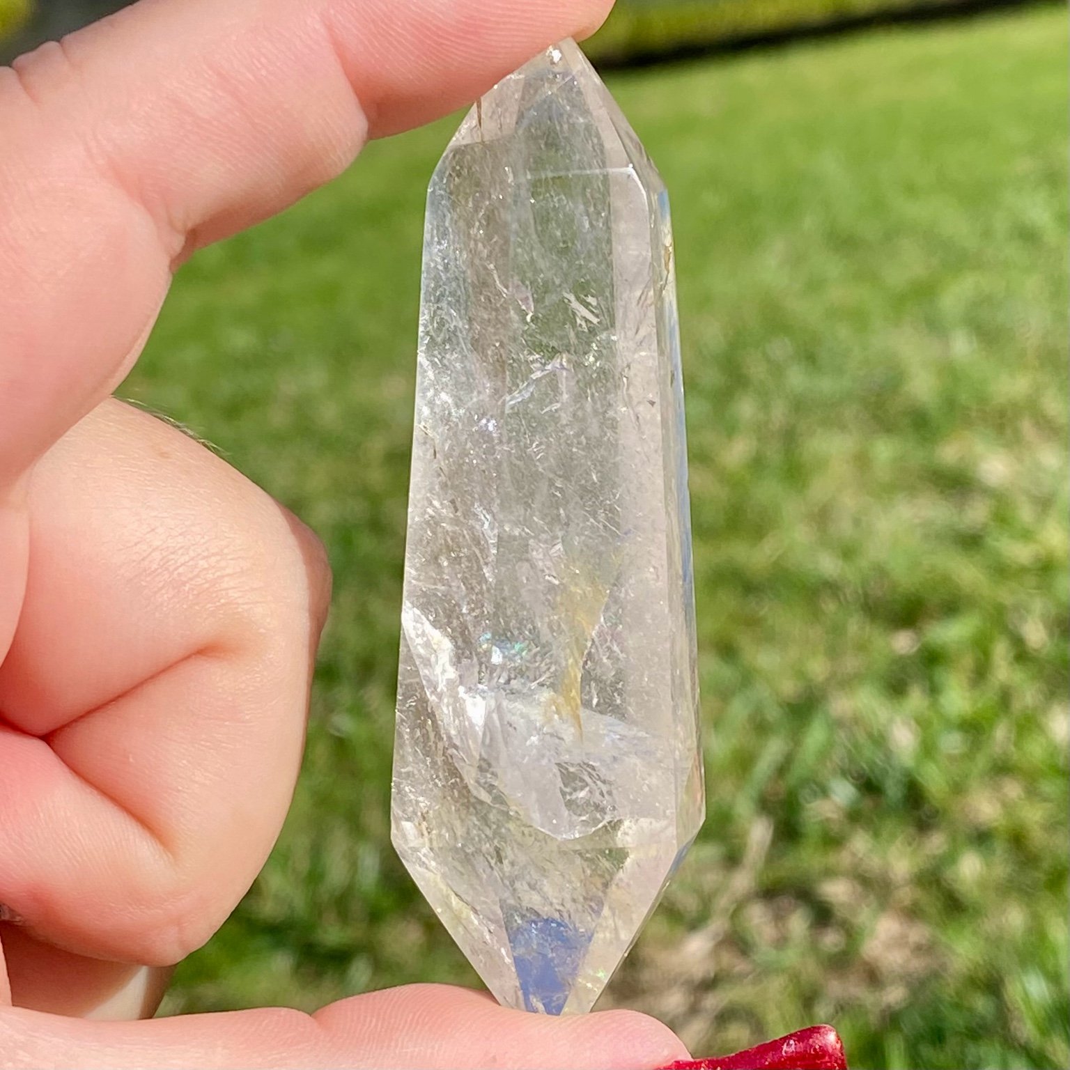 Bi-pointe ou bâton de cristal de roche naturel avec inclusions laiteuses, pierre translucide aux reflets brumeux pour apaisement et pureté. Les merveilles by Pauline, lithothérapie.