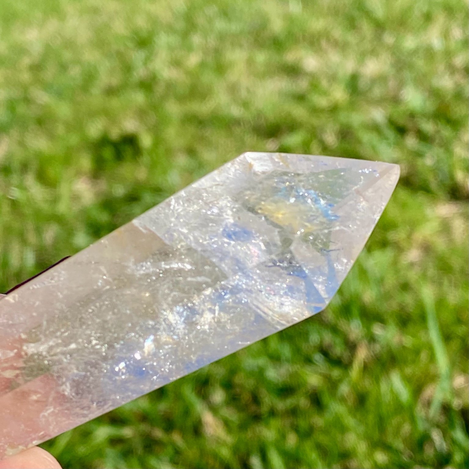 Bi-pointe ou bâton de cristal de roche naturel avec inclusions laiteuses, pierre translucide aux reflets brumeux pour apaisement et pureté. Les merveilles by Pauline, lithothérapie.