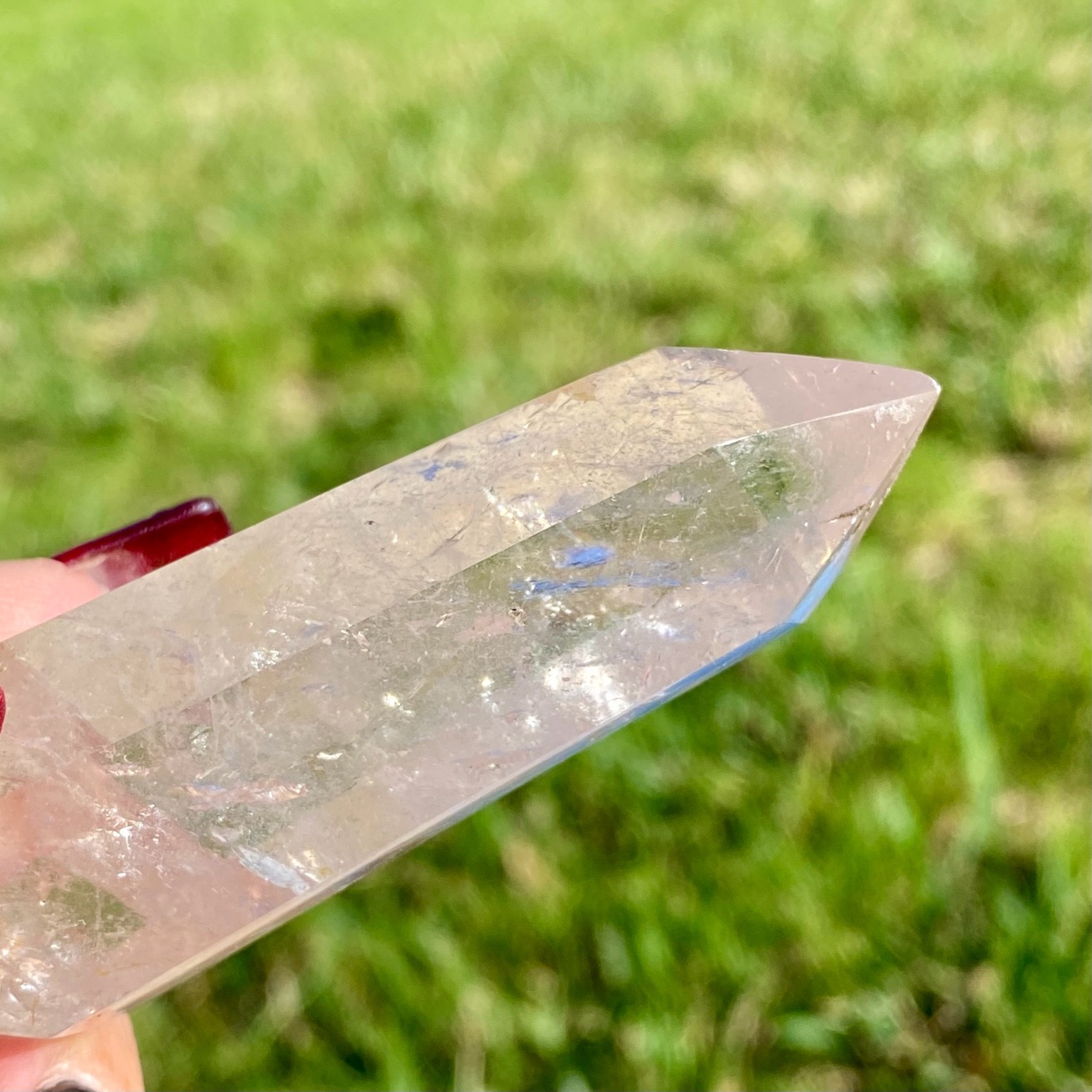 Bi-pointe ou bâton de cristal de roche naturel avec inclusions laiteuses, pierre translucide aux reflets brumeux pour apaisement et pureté. Les merveilles by Pauline, lithothérapie.