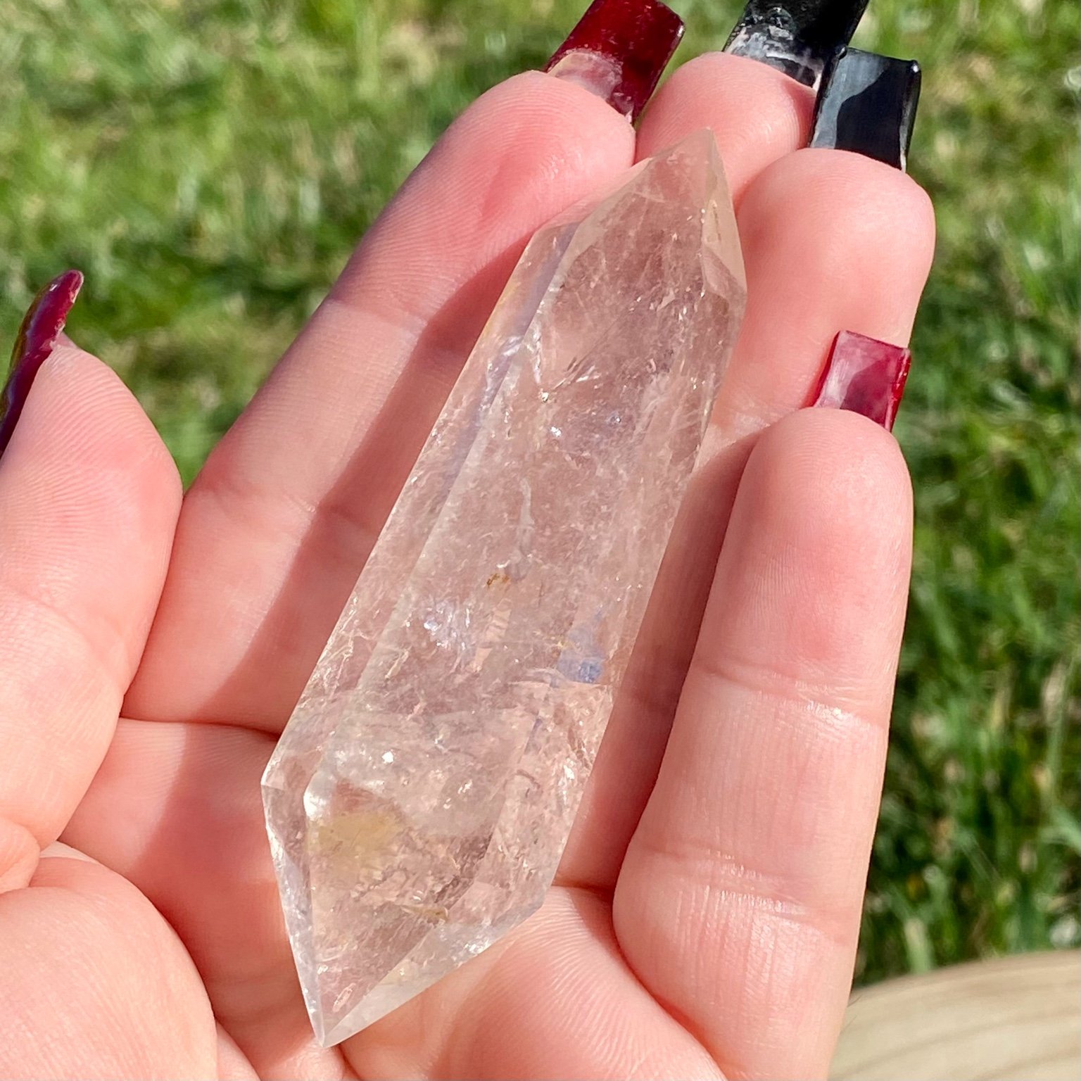 Bi-pointe ou bâton de cristal de roche naturel avec inclusions laiteuses, pierre translucide aux reflets brumeux pour apaisement et pureté. Les merveilles by Pauline, lithothérapie.